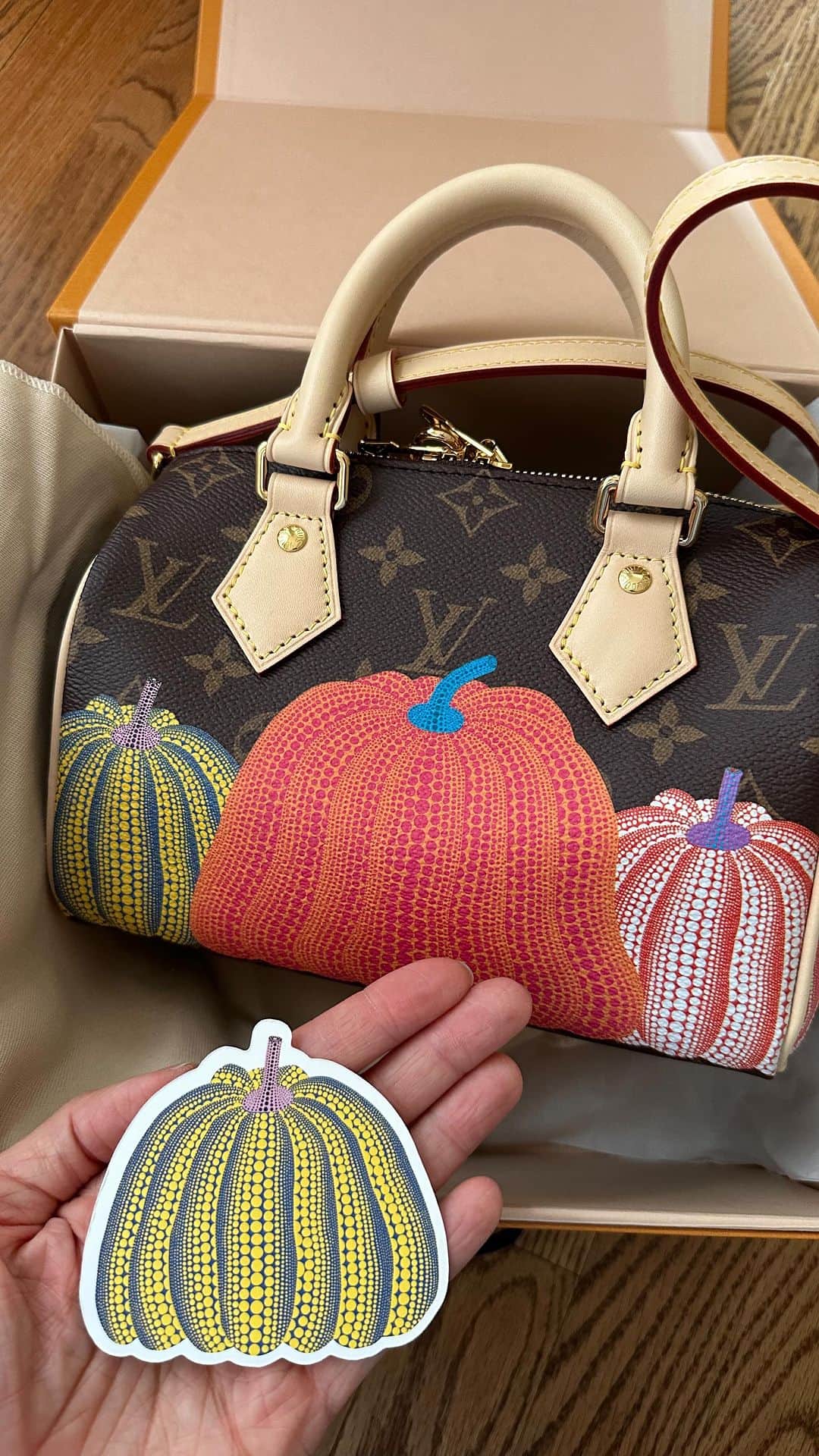 エヴァ・チェンのインスタグラム：「Please enjoy another awkward one-handed unboxing of the new #lvxyayoikusama @louisvuitton bag from me, MADEMOISELLLLLE Eva Chen (honestly I identify as Madame now, haven’t felt the carefree joie de vivre of being mademoiselle in so long 😂👵🏼)」