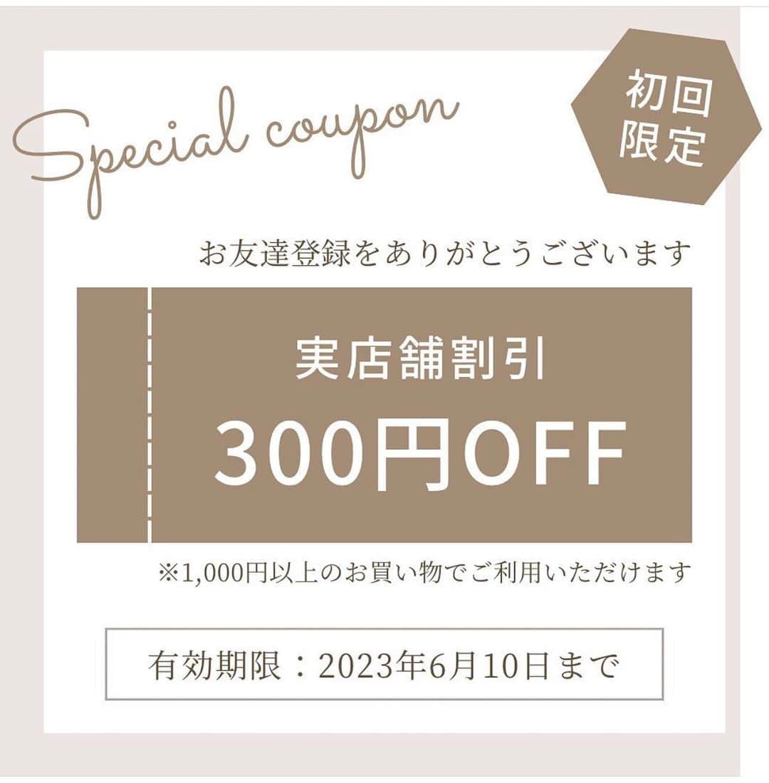 のインスタグラム：「\ 公式LINE / 登録をお願いします✉︎   オーダーはもちろん アクセサリーや エステに関するお問い合わせ・ ご相談など聞きたいことがございましたら  お気軽に話しかけて下さい✉︎   お一人おひとりのお客様を大切に繋がり続けたい ただそれだけの想いです🤍 お客様がアクセサリーを付けて下さったエピソードを聞けることも楽しみにしています✉︎  実店舗でご利用できるクーポンもお作りしました  ▶︎LINEで【@sunny.asana】と検索又は QRをスクリーンショットして LINEの友達追加に画像貼り付けで登録できます ________________________________________ - 実店舗 - 火・木・土 14:00-17:00  所在地 埼玉県戸田市本町4-14-14-2階  MeriHariLab/Sunny トータルエステサロンMeriHari.Labさん  @merihari.lab  と共同店舗 ________________________________________ 今日もたくさんの " 嬉しい ’‘が 皆様の日常にありますように..♡  #ハンドメイドアクセサリー #ハンドメイドピアス#アクセサリーショップ#ハンドメイドイヤリング#ビーズアクセサリー#ビーズアクセサリー#オーダーアクセサリー#金属アレルギー対応#金属アレルギー対応アクセサリー#こどものいる暮らし#丁寧な暮らし#綺麗に歳を重ねたい#埼玉県#戸田市#手作り#手仕事のある暮らし」