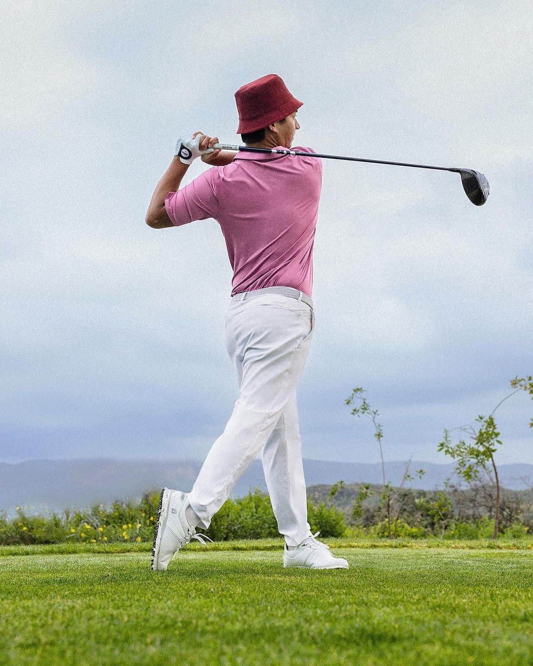 lululemonのインスタグラム：「1 motion ➡️ unlimited tries. Our new golf gear keeps Ambassador @martydoudou swinging til the sun goes down. Tee up at the link in our bio.」