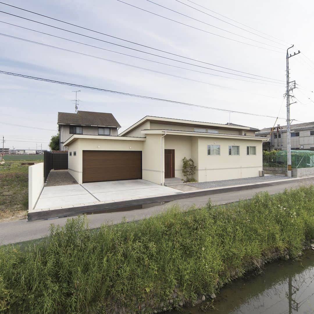 伸和建設株式会社のインスタグラム：「お家の相談は伸和建設へ♪ 施工事例⇒ @shinwa_kensetsu  〝ヒラヤノガレージハウス〟  📝 ガレージ付き平屋 長期優良住宅 オール電化 　 #伸和建設 #TheValueFromLiving #住んでからの価値を  ----------------------------------------------------- ✨公式YouTubeチャンネル開設✨ ----------------------------------------------------- 👉ルームツアー動画も公開中♪ 　 チャンネル登録をお願いします🎀 . ～ご来場のお客様へ～  マスク着用😷、検温、消毒など、 感染対策にご協力をお願い致します。  スタッフブログも随時更新中♪ おうち時間のおともに💁‍♀️  #新築 #注文住宅 #リフォーム  #デザイン住宅 #デザインハウス #design #工務店 #岐阜工務店 #岐阜の工務店 #自然素材 #かっこいい家 #おしゃれな家 #インテリア #家族のいる暮らし #子供のいる暮らし #失敗しない家づくり #家事動線 #家事ラク #マイホーム #マイホーム計画 #マイホーム記録 #施工事例 #暮らし #心地いい暮らし」