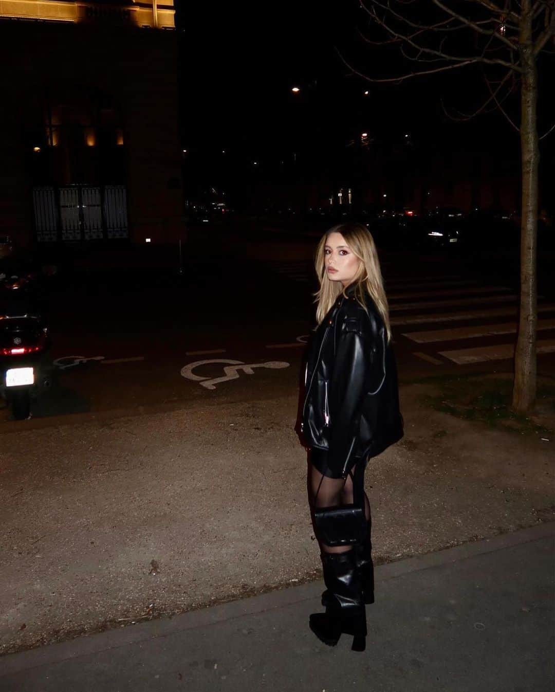 Arezzoさんのインスタグラム写真 - (ArezzoInstagram)「A @mariabbraz apostou na bota Arya em um visual all black super imponente. Nos amamos e vocês? 🖤🔥  #ArezzoArya   Ref.A1273300070001/ R$899,90」4月10日 3時00分 - arezzo