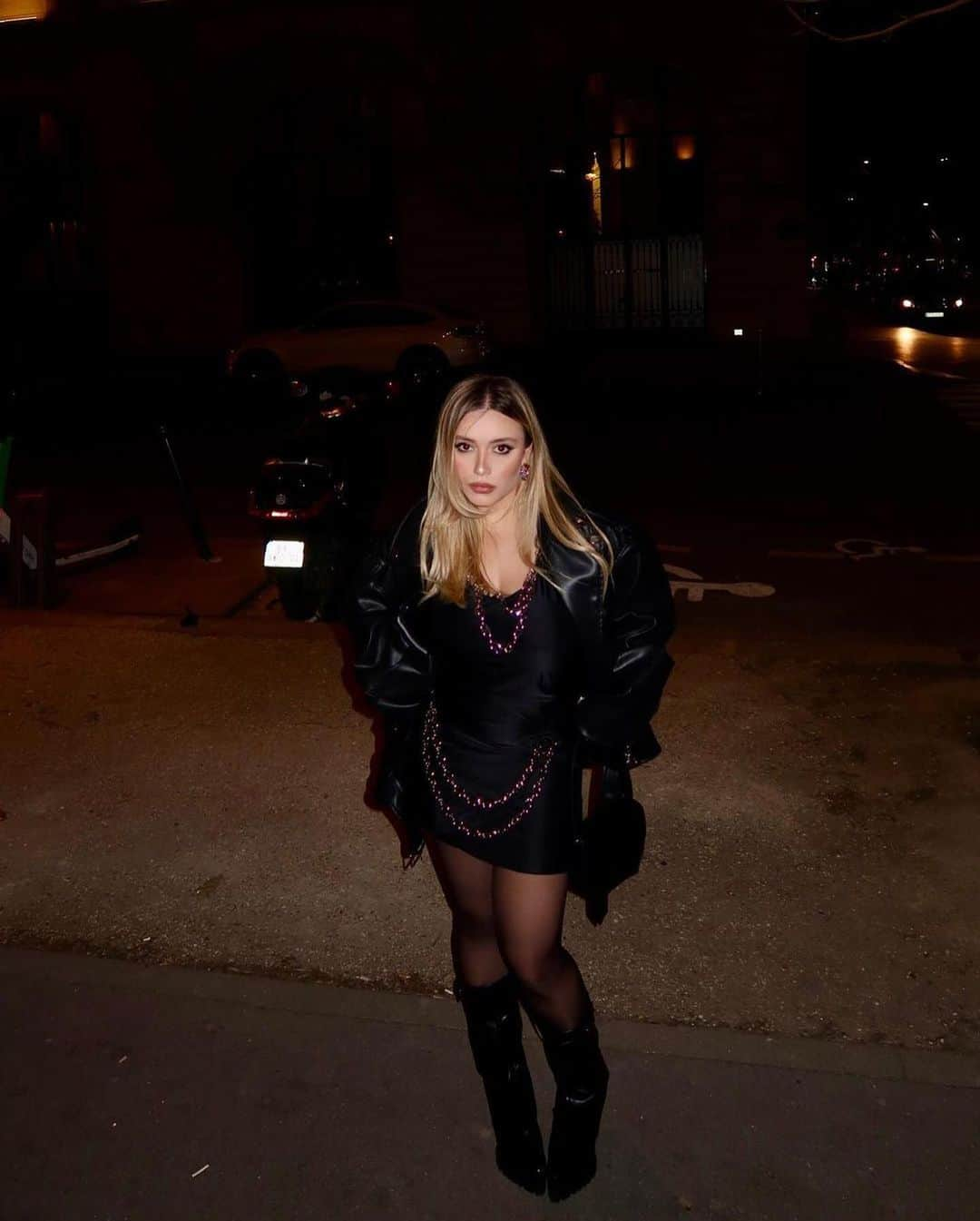 Arezzoさんのインスタグラム写真 - (ArezzoInstagram)「A @mariabbraz apostou na bota Arya em um visual all black super imponente. Nos amamos e vocês? 🖤🔥  #ArezzoArya   Ref.A1273300070001/ R$899,90」4月10日 3時00分 - arezzo