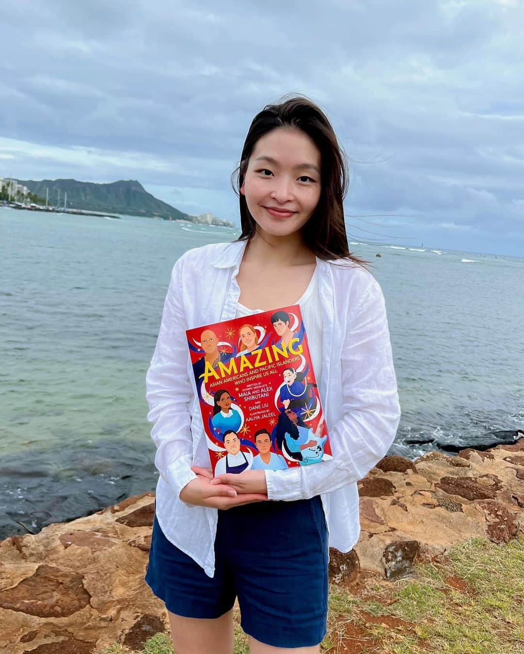 アレックス・シブタニのインスタグラム：「Aloha Honolulu!! Today is a really exciting day. 🌺✨  @alexshibutani and I have our FIRST signing for our new nonfiction children’s picture book at Ala Moana.  Come say hi to us at the Barnes & Noble at 2pm. @bnalamoana @alamoanacenter   Copies of Amazing: Asian Americans and Pacific Islanders Who Inspire Us All will be available at the store.  See you later! 🫶」