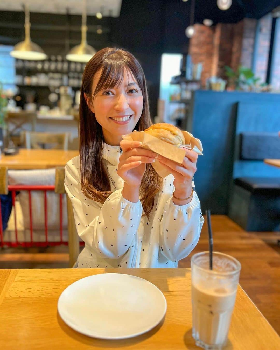 高沢奈苗さんのインスタグラム写真 - (高沢奈苗Instagram)「.  @embassy_cafe   スイング碑文谷に併設されているカフェ🤍☕️  練習前や終わりによく行くんだけど、ここ何食べても美味しい😋  昨日はポップアップ終わりで小腹が空いていたのでホットサンドと安定のカフェラテを💛  碑文谷に何時間もいられる😗🏌️‍♀️  .  .  #スイング碑文谷 #ゴルフ #ゴルフ練習場 #学芸大学カフェ #碑文谷グルメ #embassycafe #golf #cafe」4月9日 6時25分 - nanaetakasawa