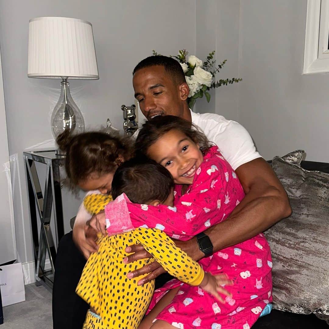 スコット・シンクレアのインスタグラム：「…Group Hug♥️」