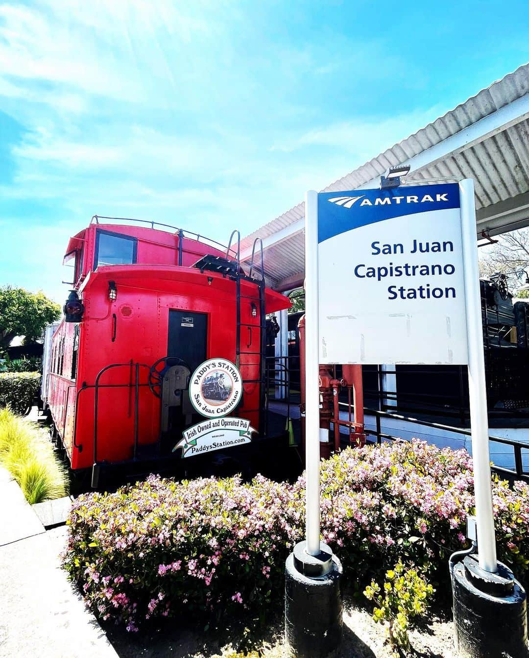北紺守彦さんのインスタグラム写真 - (北紺守彦Instagram)「LAからSan Diego まで走る 🚞Amtrak   トラッスルズで🏄‍♂️サーフィンしてると よく見ます  San Juan Capistrnoは (サン・ファン・カピストラノ)は ちょうど駅があるのと、カリフォルニアの 宝石と言われる 美しい🔔ミッションがあるので  週末は観光客で賑わってます👫👬👭  どこのレストランもいっぱいで😲 電車を改造したレストランも人気ですね  いい街です♪  今度 Amtrakに乗ってロサンゼルスまで 行こうと思ってます サンフランシスコまでも 行けるんですね   電車🚃の旅も楽しそう  #amtrak  #sanfrancisco  #losangels  #sandiego  #sanjuancapistrano  #電車の旅」4月9日 6時31分 - morihiko.kitakon