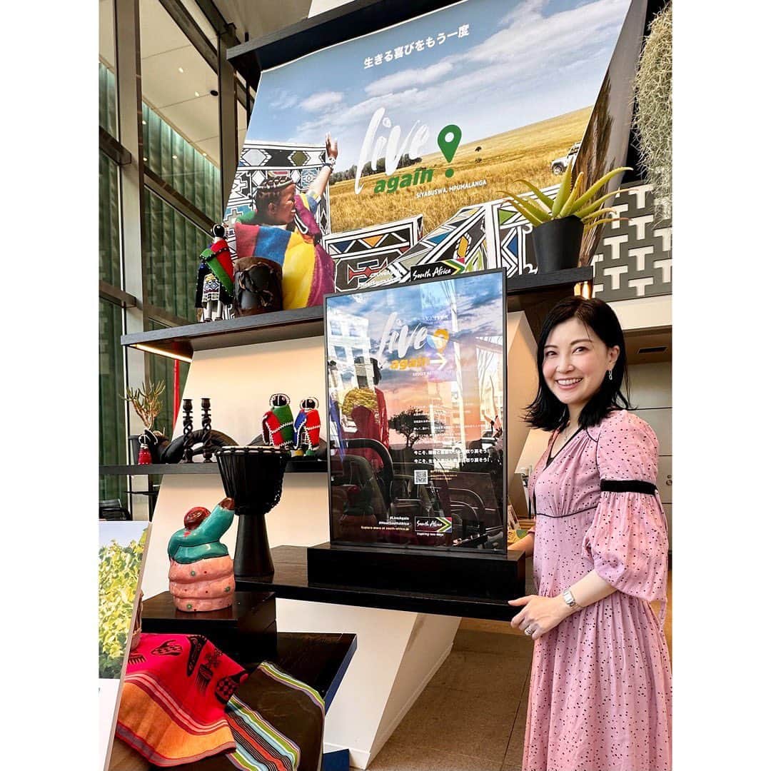 永末まゆさんのインスタグラム写真 - (永末まゆInstagram)「20周年を迎える六本木ヒルズ🏙 来場者数は、コロナ禍を経て過去最高人数だったそう。  「文化都心」をコンセプトに、最先端の文化や情報を創出・発信する六本木ヒルズ。 久しぶりに六本木蔦屋書店に立ち寄ってみました。  私が行ったときは、Live Again！退屈な日常を後に、新たな旅立ち【大人の深旅 南アフリカフェア】が開催中でした🌵🐘🫖🍷   南ア原産で美容と健康に良いと大人気のルイボスティー、アフリカならではのデザインと色使いが魅力の手作りアフリカ小物が可愛かった💓  特にルイボスティーは、ノンカフェインで美容にも良いので大注目🫖✨  ちなみに、アフリカの次は韓国、高知と大人の深旅フェアは続きます☺️  旅行気分を味わいに、ぜひ訪れてみてください✈️  ・ ・ ・  #LiveAgain #MeetSouthAfrica #VisitSouthAfrica #南アフリカ観光局 https://travel.south-africa.jp/   #大人の深旅 #六本木蔦屋書店 #六本木ヒルズ #六本木  @feel_south_africa_jp feel_south_afica_jp @tsutayabooks_official_travel @roppongi_tsutaya_books」4月9日 6時32分 - nagasuemayu