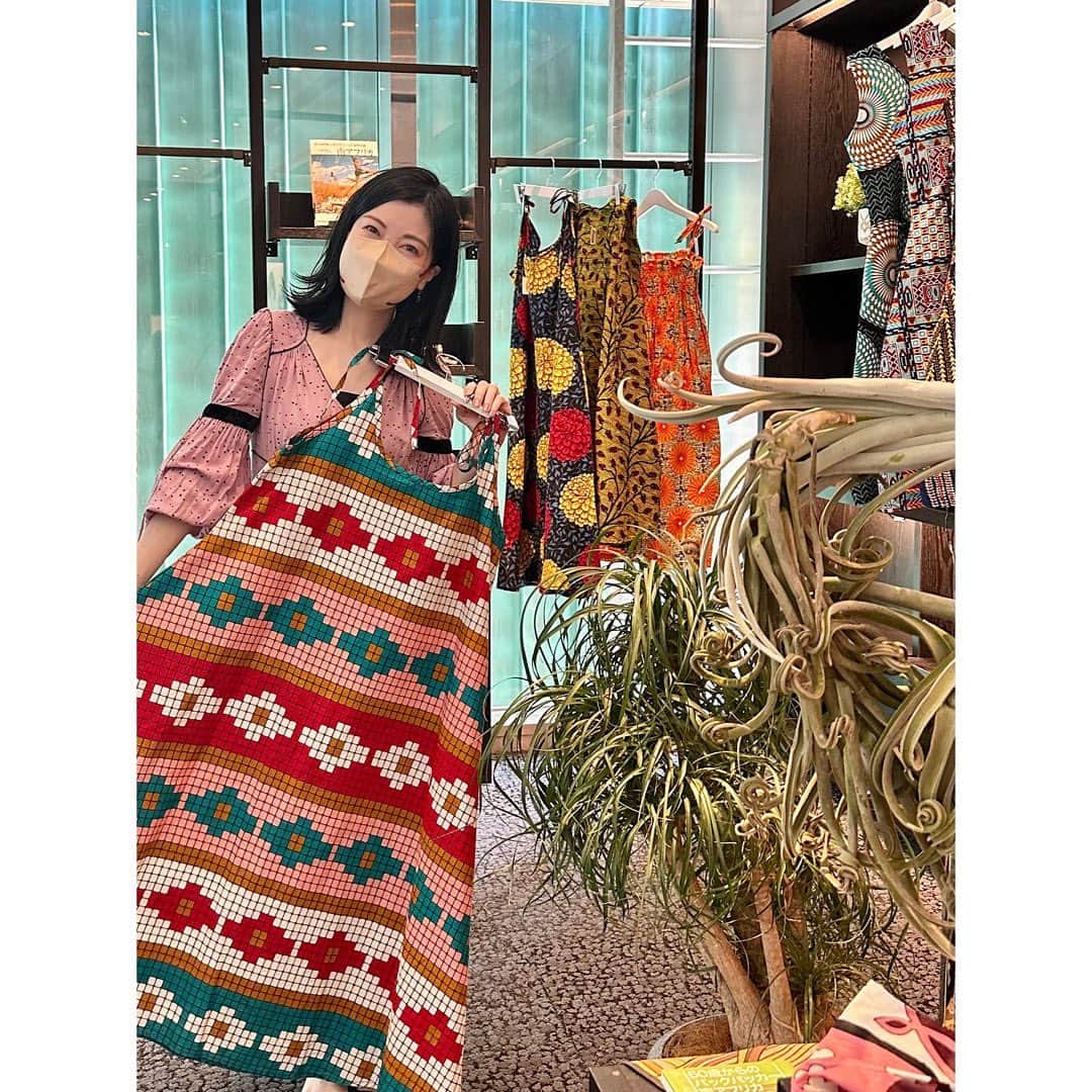 永末まゆさんのインスタグラム写真 - (永末まゆInstagram)「20周年を迎える六本木ヒルズ🏙 来場者数は、コロナ禍を経て過去最高人数だったそう。  「文化都心」をコンセプトに、最先端の文化や情報を創出・発信する六本木ヒルズ。 久しぶりに六本木蔦屋書店に立ち寄ってみました。  私が行ったときは、Live Again！退屈な日常を後に、新たな旅立ち【大人の深旅 南アフリカフェア】が開催中でした🌵🐘🫖🍷   南ア原産で美容と健康に良いと大人気のルイボスティー、アフリカならではのデザインと色使いが魅力の手作りアフリカ小物が可愛かった💓  特にルイボスティーは、ノンカフェインで美容にも良いので大注目🫖✨  ちなみに、アフリカの次は韓国、高知と大人の深旅フェアは続きます☺️  旅行気分を味わいに、ぜひ訪れてみてください✈️  ・ ・ ・  #LiveAgain #MeetSouthAfrica #VisitSouthAfrica #南アフリカ観光局 https://travel.south-africa.jp/   #大人の深旅 #六本木蔦屋書店 #六本木ヒルズ #六本木  @feel_south_africa_jp feel_south_afica_jp @tsutayabooks_official_travel @roppongi_tsutaya_books」4月9日 6時32分 - nagasuemayu