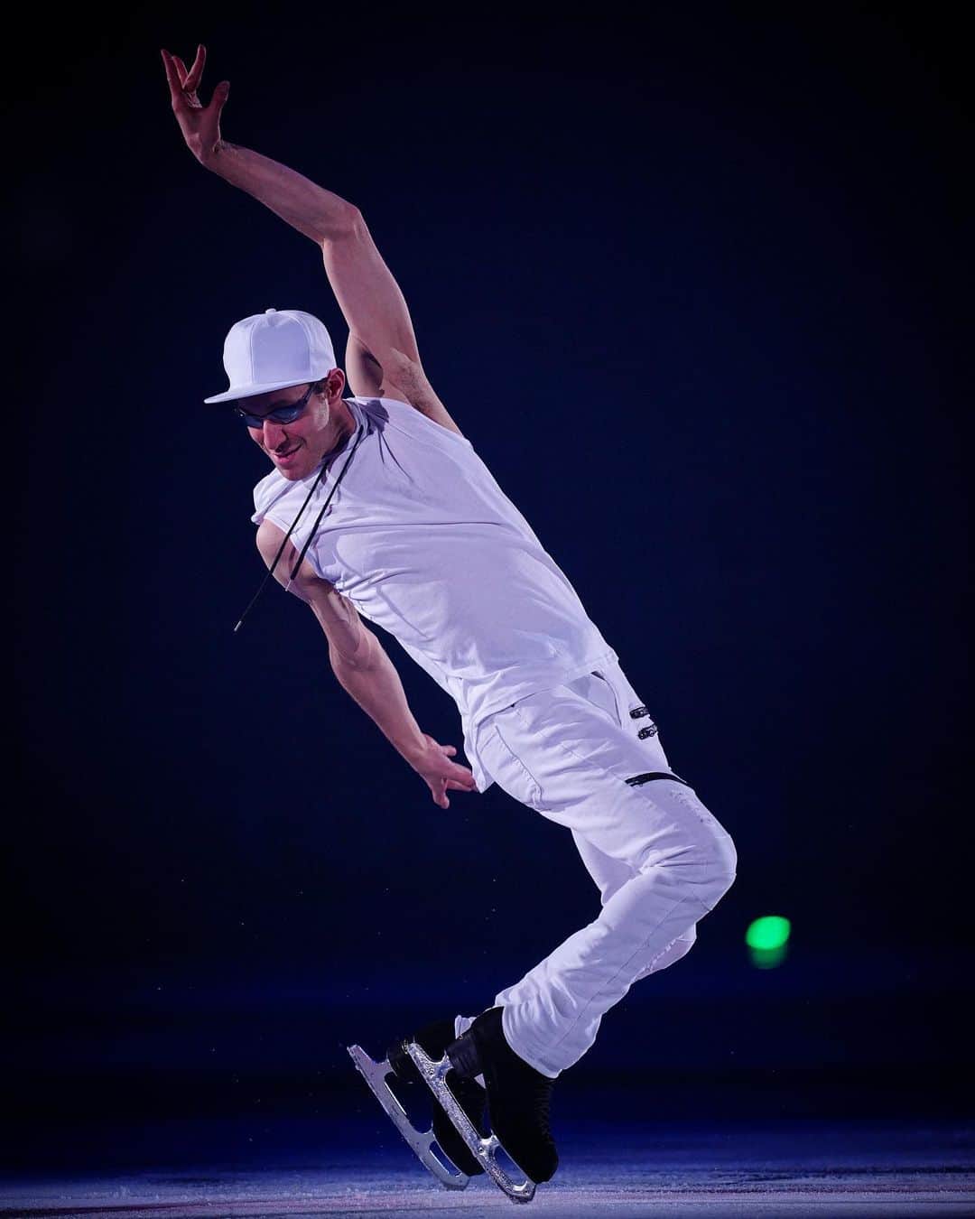 ジェイソン・ブラウンのインスタグラム：「😎⛸️🖤 #backstreetboys @starsonice   📸: @yoshiki_kogaito  • • • #figureskating #show #iceshow #tour #japan #soi2023 #starsonice #yokohama #largerthanlife #everybody #boyband」