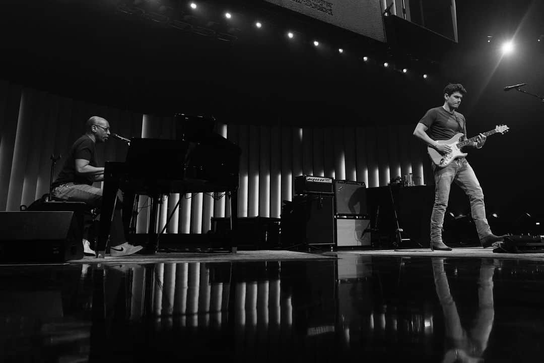 ジョン・メイヤーさんのインスタグラム写真 - (ジョン・メイヤーInstagram)「Solo tour, Palm Desert, CA - the Palm Springs vacation of shows: breezy, relaxed and a ton of fun, including a special appearance by my dear friend @greg_phillinganes_live for a duet on ‘Gravity’ to close out the evening.」4月9日 6時40分 - johnmayer