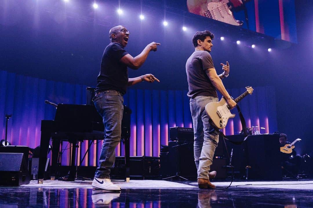 ジョン・メイヤーさんのインスタグラム写真 - (ジョン・メイヤーInstagram)「Solo tour, Palm Desert, CA - the Palm Springs vacation of shows: breezy, relaxed and a ton of fun, including a special appearance by my dear friend @greg_phillinganes_live for a duet on ‘Gravity’ to close out the evening.」4月9日 6時40分 - johnmayer