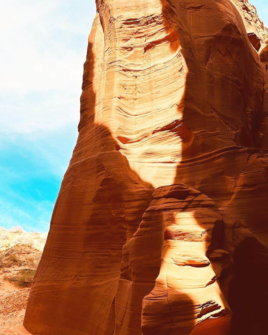 西内ひろさんのインスタグラム写真 - (西内ひろInstagram)「📍Arrived at Antelope Canyon🙏  原点に戻る旅① アンテロープキャニオン 鉄砲水が流れて作られた美しい自然の道。  ２０歳で、初めての1人旅をし、ラスベガス、そしてグランドサークルを周りました。  私に旅するきっかけを与えてくれ、新しい価値観を与えてくれた、旅の始まりはここでした。  もう10年以上経ちますが、アメリカのスケールの大きさには驚き  こんな景色が世界にはまだまだあるのかと思うと、まだまだ見たい！体感したい！！！と胸を弾ませた事を思い出します。  気づけば、10年で40ヵ国以上行った訳ですが  旅の始まりであった場所を訪れ、 歳を重ねて、違う感性になって見る同じ景色も、中々良いものです。  #america #antelopecanyon  #アメリカ #アンテロープキャニオン  #旅好き  #旅好きな人と繋がりたい  #西内ひろのオススメ旅 #旅するキギヌ」4月9日 6時55分 - 0214hiro