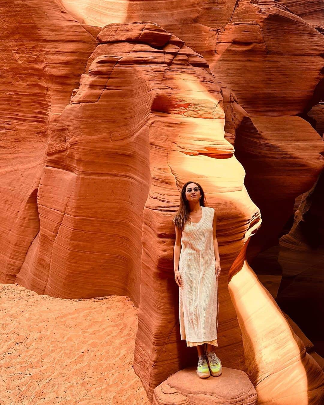 西内ひろさんのインスタグラム写真 - (西内ひろInstagram)「📍Arrived at Antelope Canyon🙏  原点に戻る旅① アンテロープキャニオン 鉄砲水が流れて作られた美しい自然の道。  ２０歳で、初めての1人旅をし、ラスベガス、そしてグランドサークルを周りました。  私に旅するきっかけを与えてくれ、新しい価値観を与えてくれた、旅の始まりはここでした。  もう10年以上経ちますが、アメリカのスケールの大きさには驚き  こんな景色が世界にはまだまだあるのかと思うと、まだまだ見たい！体感したい！！！と胸を弾ませた事を思い出します。  気づけば、10年で40ヵ国以上行った訳ですが  旅の始まりであった場所を訪れ、 歳を重ねて、違う感性になって見る同じ景色も、中々良いものです。  #america #antelopecanyon  #アメリカ #アンテロープキャニオン  #旅好き  #旅好きな人と繋がりたい  #西内ひろのオススメ旅 #旅するキギヌ」4月9日 6時55分 - 0214hiro