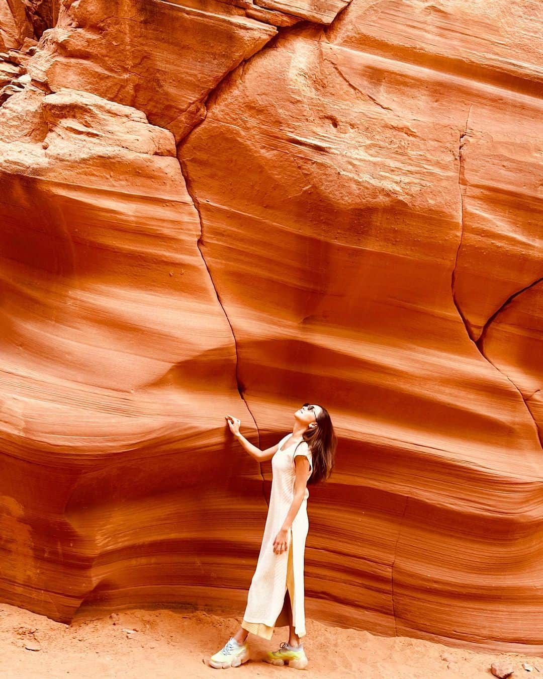 西内ひろさんのインスタグラム写真 - (西内ひろInstagram)「📍Arrived at Antelope Canyon🙏  原点に戻る旅① アンテロープキャニオン 鉄砲水が流れて作られた美しい自然の道。  ２０歳で、初めての1人旅をし、ラスベガス、そしてグランドサークルを周りました。  私に旅するきっかけを与えてくれ、新しい価値観を与えてくれた、旅の始まりはここでした。  もう10年以上経ちますが、アメリカのスケールの大きさには驚き  こんな景色が世界にはまだまだあるのかと思うと、まだまだ見たい！体感したい！！！と胸を弾ませた事を思い出します。  気づけば、10年で40ヵ国以上行った訳ですが  旅の始まりであった場所を訪れ、 歳を重ねて、違う感性になって見る同じ景色も、中々良いものです。  #america #antelopecanyon  #アメリカ #アンテロープキャニオン  #旅好き  #旅好きな人と繋がりたい  #西内ひろのオススメ旅 #旅するキギヌ」4月9日 6時55分 - 0214hiro