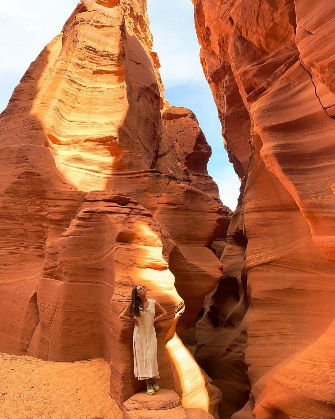 西内ひろさんのインスタグラム写真 - (西内ひろInstagram)「📍Arrived at Antelope Canyon🙏  原点に戻る旅① アンテロープキャニオン 鉄砲水が流れて作られた美しい自然の道。  ２０歳で、初めての1人旅をし、ラスベガス、そしてグランドサークルを周りました。  私に旅するきっかけを与えてくれ、新しい価値観を与えてくれた、旅の始まりはここでした。  もう10年以上経ちますが、アメリカのスケールの大きさには驚き  こんな景色が世界にはまだまだあるのかと思うと、まだまだ見たい！体感したい！！！と胸を弾ませた事を思い出します。  気づけば、10年で40ヵ国以上行った訳ですが  旅の始まりであった場所を訪れ、 歳を重ねて、違う感性になって見る同じ景色も、中々良いものです。  #america #antelopecanyon  #アメリカ #アンテロープキャニオン  #旅好き  #旅好きな人と繋がりたい  #西内ひろのオススメ旅 #旅するキギヌ」4月9日 6時55分 - 0214hiro