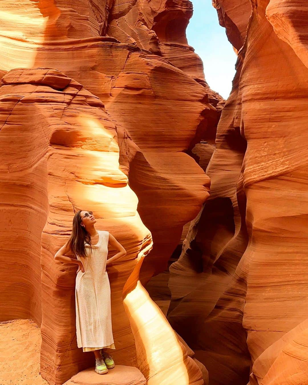 西内ひろさんのインスタグラム写真 - (西内ひろInstagram)「📍Arrived at Antelope Canyon🙏  原点に戻る旅① アンテロープキャニオン 鉄砲水が流れて作られた美しい自然の道。  ２０歳で、初めての1人旅をし、ラスベガス、そしてグランドサークルを周りました。  私に旅するきっかけを与えてくれ、新しい価値観を与えてくれた、旅の始まりはここでした。  もう10年以上経ちますが、アメリカのスケールの大きさには驚き  こんな景色が世界にはまだまだあるのかと思うと、まだまだ見たい！体感したい！！！と胸を弾ませた事を思い出します。  気づけば、10年で40ヵ国以上行った訳ですが  旅の始まりであった場所を訪れ、 歳を重ねて、違う感性になって見る同じ景色も、中々良いものです。  #america #antelopecanyon  #アメリカ #アンテロープキャニオン  #旅好き  #旅好きな人と繋がりたい  #西内ひろのオススメ旅 #旅するキギヌ」4月9日 6時55分 - 0214hiro