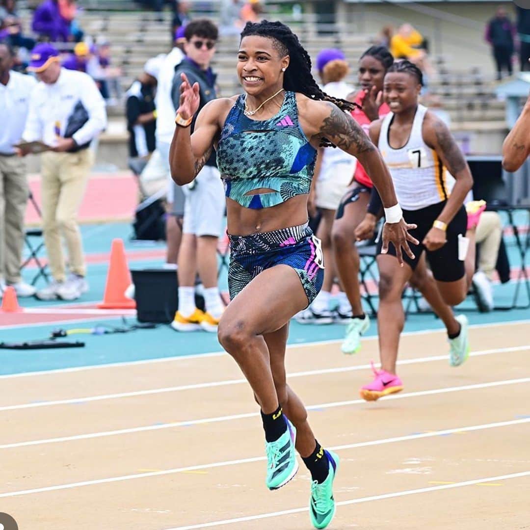 アレア・ホッブズのインスタグラム：「From breaking the American record to breaking a bone my hand. From not being able to do all my weights or block starts in over a month.. So thankful for my fastest 100m opener and meet record 🙌🏽  #HISTiming #BuiltForThis #ATF #OutdoorGoneBeLit #adidasrunning」