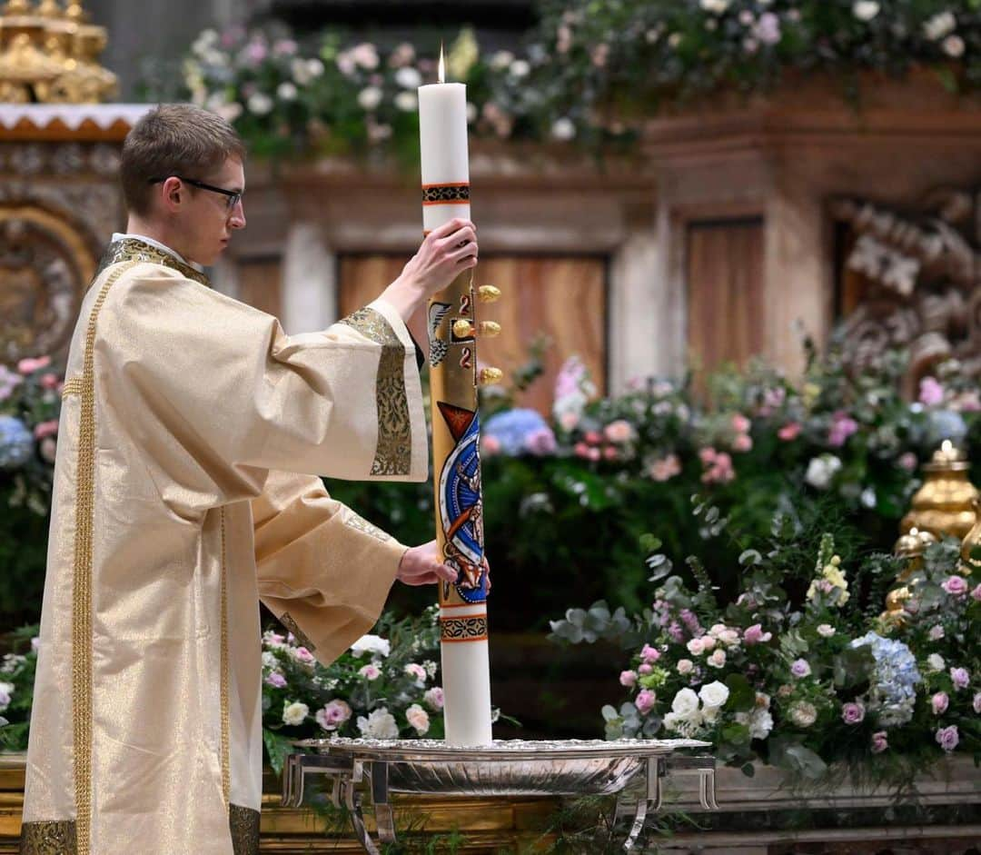 フランシスコ（ローマ教皇）さんのインスタグラム写真 - (フランシスコ（ローマ教皇）Instagram)「EN: Today the power of #Easter calls you to roll away every stone of disappointment and mistrust. The Lord is an expert in rolling back the stones of sin and fear. He wants to illuminate your sacred memory, your most beautiful memory, to make you relive your first encounter with him. PT: Hoje a força da #Páscoa convida a rolar para fora as pedras da desilusão e da desconfiança; o Senhor, perito em derrubar as pedras tumulares do pecado e do medo, quer iluminar a tua memória santa, a tua recordação mais bela, tornar atual o primeiro encontro com Ele. ES: Hoy la fuerza de la #Pascua nos invita a quitar las lápidas de la desilusión y la desconfianza. El Señor, experto en remover las piedras sepulcrales del pecado y del miedo, quiere iluminar tu memoria santa, tu recuerdo más hermoso, hacer actual el primer encuentro con Él. IT: Oggi la forza di #Pasqua invita a rotolare via i massi della delusione e della sfiducia; il Signore, esperto nel ribaltare le pietre tombali del peccato e della paura, vuole illuminare la tua memoria santa, il tuo ricordo più bello, rendere attuale il primo incontro con Lui. FR: La force de #Pâques invite à rouler les pierres de la déception et de la défiance; le Seigneur, expert dans le renversement des pierres tombales du péché et de la peur, veut illuminer ta mémoire sainte, ton plus beau souvenir, rendre actuelle ta première rencontre avec Lui. DE: Heute lädt die Macht des Osterereignisses dazu ein, die Felsbrocken der Enttäuschung und des Misstrauens wegzuwälzen. Der Herr will dein heiliges Andenken, deine schönste Erinnerung zum Strahlen bringen, er will dir deine erste Begegnung mit ihm neu vergegenwärtigen. PL: Dziś moc Paschy zaprasza cię do odsunięcia głazów rozczarowania i nieufności; Pan, znawca odsuwania kamieni nagrobnych grzechu i lęku, chce oświecić twoją świętą pamięć, twoje najpiękniejsze wspomnienie, odświeżyć twoje pierwsze spotkanie z Nim.」4月9日 7時01分 - franciscus