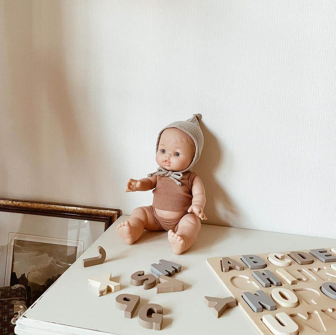 yuiさんのインスタグラム写真 - (yuiInstagram)「birthday gift ①  プレゼントしてから むすめの超お気に入りになった Minikane doll.  女の子って、生まれながらに 母性というものを持ってるんだなと 確信、そして感心します🥹  化学物質を100%排除した 安心な素材で作られ、 1870's〜とすごく歴史も長くて、 海外ではとても親しまれているお人形らしい👶🏼 いろんな顔、髪の色、目の色、 いろんな人種の子がいるのもいいな👐🏻って♡  ほんのりバニラみたいな甘い香りがするよ💭  お気に入りになりすぎて 他のお人形と遊ばなくなるのではと すこし心配してたけど、 前からいる子たちも含めて みんなで一緒に遊んでくれてるので嬉しい♡ . . . . . #minikane#minikanedoll#birthday#birthdaygift#3yearsold#girl#女の子#女の子ママ#3歳女の子#３歳誕生日#誕生日プレゼント#海外おもちゃ#海外インテリア#海外子供部屋#おもちゃ#プレゼント」4月9日 7時12分 - __yyvvii