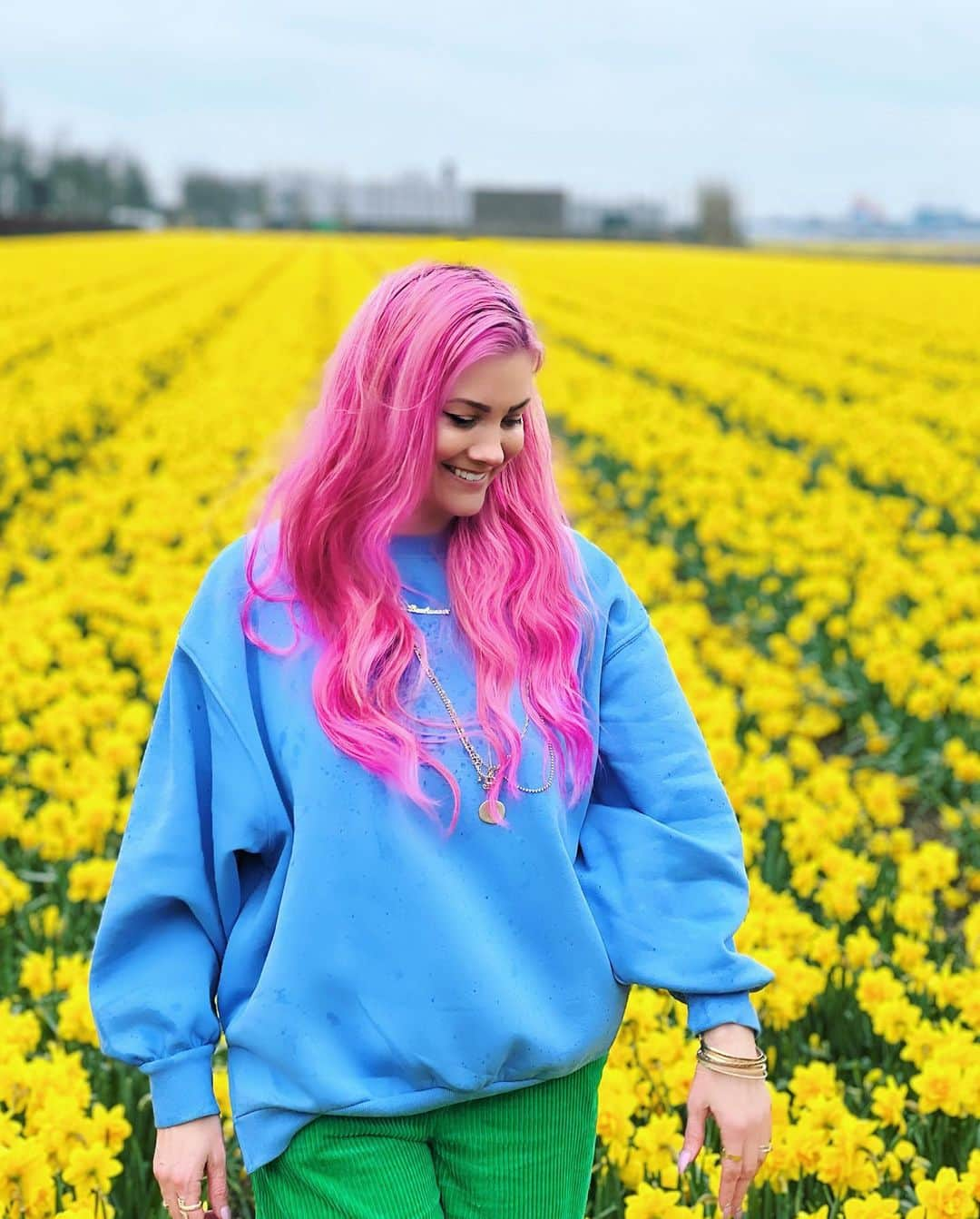 オードリナ・パトリッジさんのインスタグラム写真 - (オードリナ・パトリッジInstagram)「The Netherlands 💐 they plant 7 million bulbs each year and they bloom for just 8 weeks! It’s so beautiful and definitely worth a visit in the spring! 🌸   #amsterdam #netherlands #daffodils #pinkhair」4月9日 7時20分 - sarahpotempa