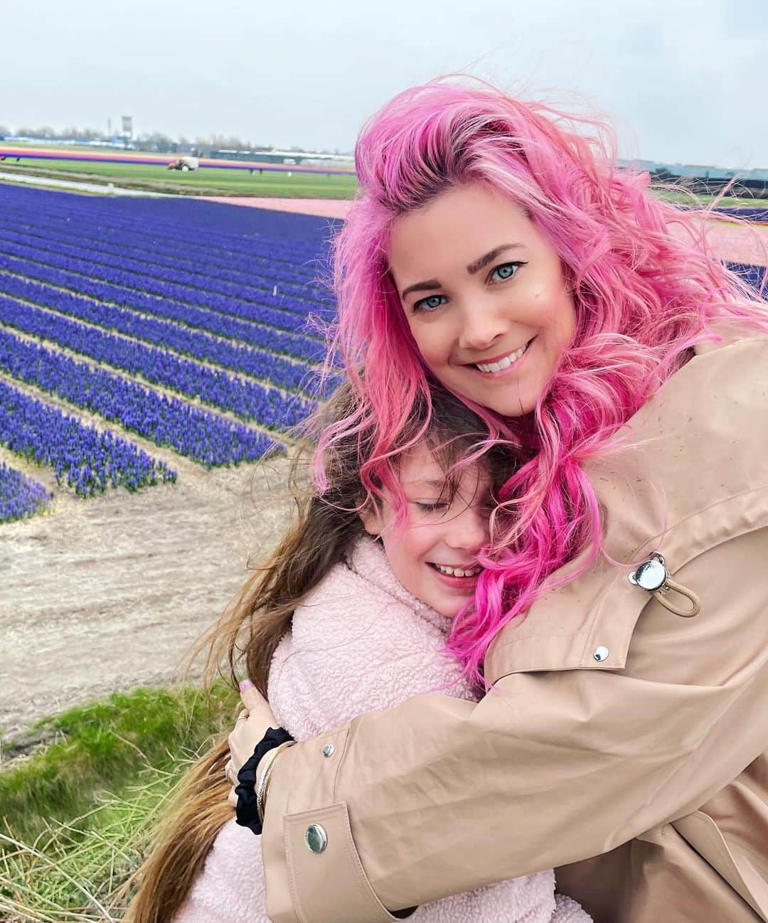 オードリナ・パトリッジさんのインスタグラム写真 - (オードリナ・パトリッジInstagram)「The Netherlands 💐 they plant 7 million bulbs each year and they bloom for just 8 weeks! It’s so beautiful and definitely worth a visit in the spring! 🌸   #amsterdam #netherlands #daffodils #pinkhair」4月9日 7時20分 - sarahpotempa