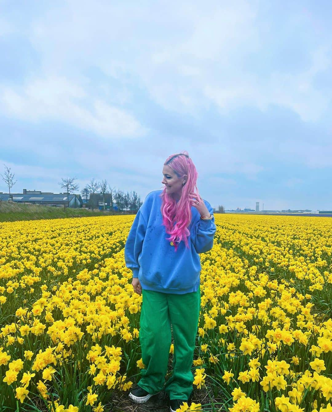 オードリナ・パトリッジさんのインスタグラム写真 - (オードリナ・パトリッジInstagram)「The Netherlands 💐 they plant 7 million bulbs each year and they bloom for just 8 weeks! It’s so beautiful and definitely worth a visit in the spring! 🌸   #amsterdam #netherlands #daffodils #pinkhair」4月9日 7時20分 - sarahpotempa