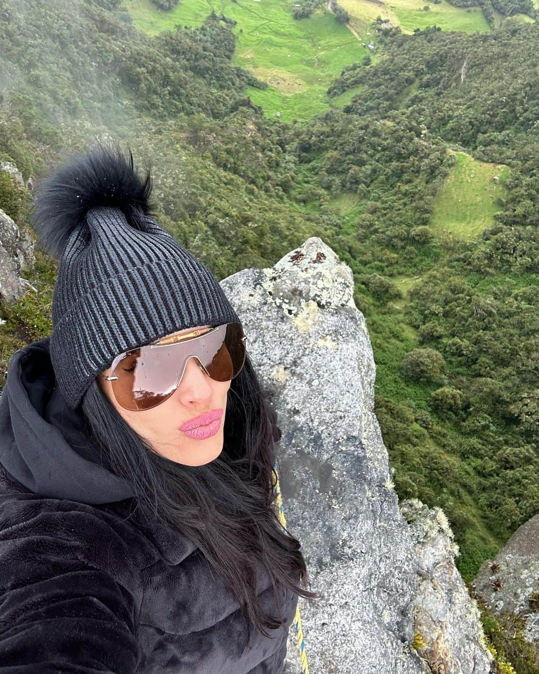 ジェシカ・セディールのインスタグラム：「Selfie A 3.300 metros de altura…😍🤭💚🌳🌨️ Familia. Naturaleza. Vida. Comida deliciosa y buena compañía! P’ que más 😍 AMO MI COLOMBIA 🇨🇴」