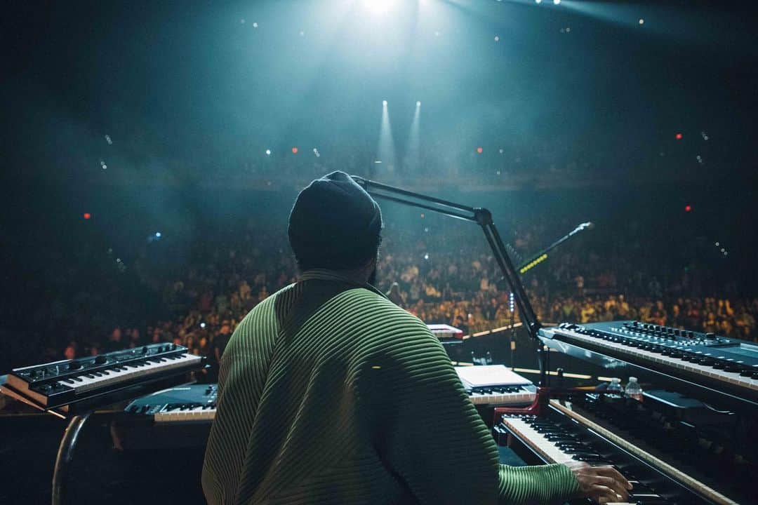 Maroon 5のインスタグラム：「#M5LV • NIGHT 7 💯 The final night of this first run at @parkmgm is TONIGHT ❗️Thank you so much to the fans that have made it out to see us 🫶 LFG!」