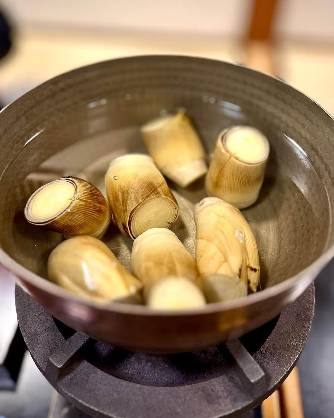 箕輪玖美さんのインスタグラム写真 - (箕輪玖美Instagram)「樋山🍽 ・ ・ 噂に聞いていた埼玉の予約困難店にお誘い頂きました😊 ・ ・ 旬の花山椒や筍からスタート♪ こんなに大量な花山椒は見た事無い😍 ・ ・ メインはまさかの月の輪グマ😱 ジビエは苦手で普段は頂きませんが、折角なのでチャレンジ… 臭みが全くなくゼラチン質の多い不思議な食感でした✨ ・ ・ 蟹づくしは来年 人気の松茸づくしは再来年… 予約して来ちゃいました♪ 次回の訪問も楽しみ😊  #樋山 #新鮮素材 #花山椒 #旬の食材 #和食 #予約困難店 #埼玉グルメ #instagourmet #食いしん坊 #美味しいもの好きな人と繋がりたい #アラフィフ女子 #箕輪玖美」4月9日 7時35分 - kumi.111