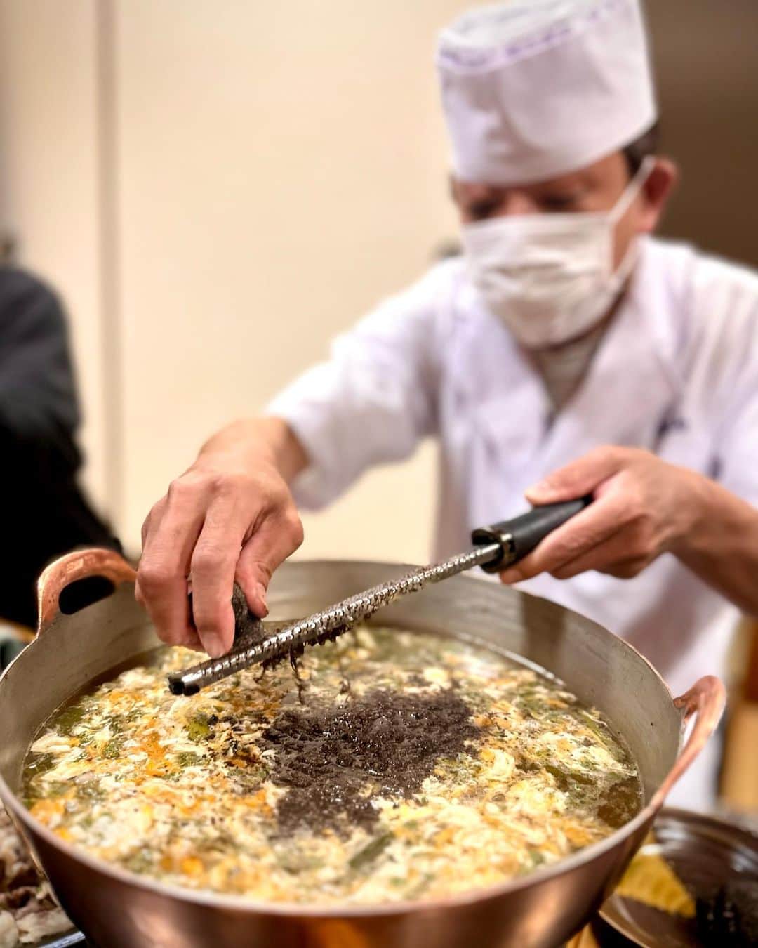 箕輪玖美さんのインスタグラム写真 - (箕輪玖美Instagram)「樋山🍽 ・ ・ 噂に聞いていた埼玉の予約困難店にお誘い頂きました😊 ・ ・ 旬の花山椒や筍からスタート♪ こんなに大量な花山椒は見た事無い😍 ・ ・ メインはまさかの月の輪グマ😱 ジビエは苦手で普段は頂きませんが、折角なのでチャレンジ… 臭みが全くなくゼラチン質の多い不思議な食感でした✨ ・ ・ 蟹づくしは来年 人気の松茸づくしは再来年… 予約して来ちゃいました♪ 次回の訪問も楽しみ😊  #樋山 #新鮮素材 #花山椒 #旬の食材 #和食 #予約困難店 #埼玉グルメ #instagourmet #食いしん坊 #美味しいもの好きな人と繋がりたい #アラフィフ女子 #箕輪玖美」4月9日 7時35分 - kumi.111