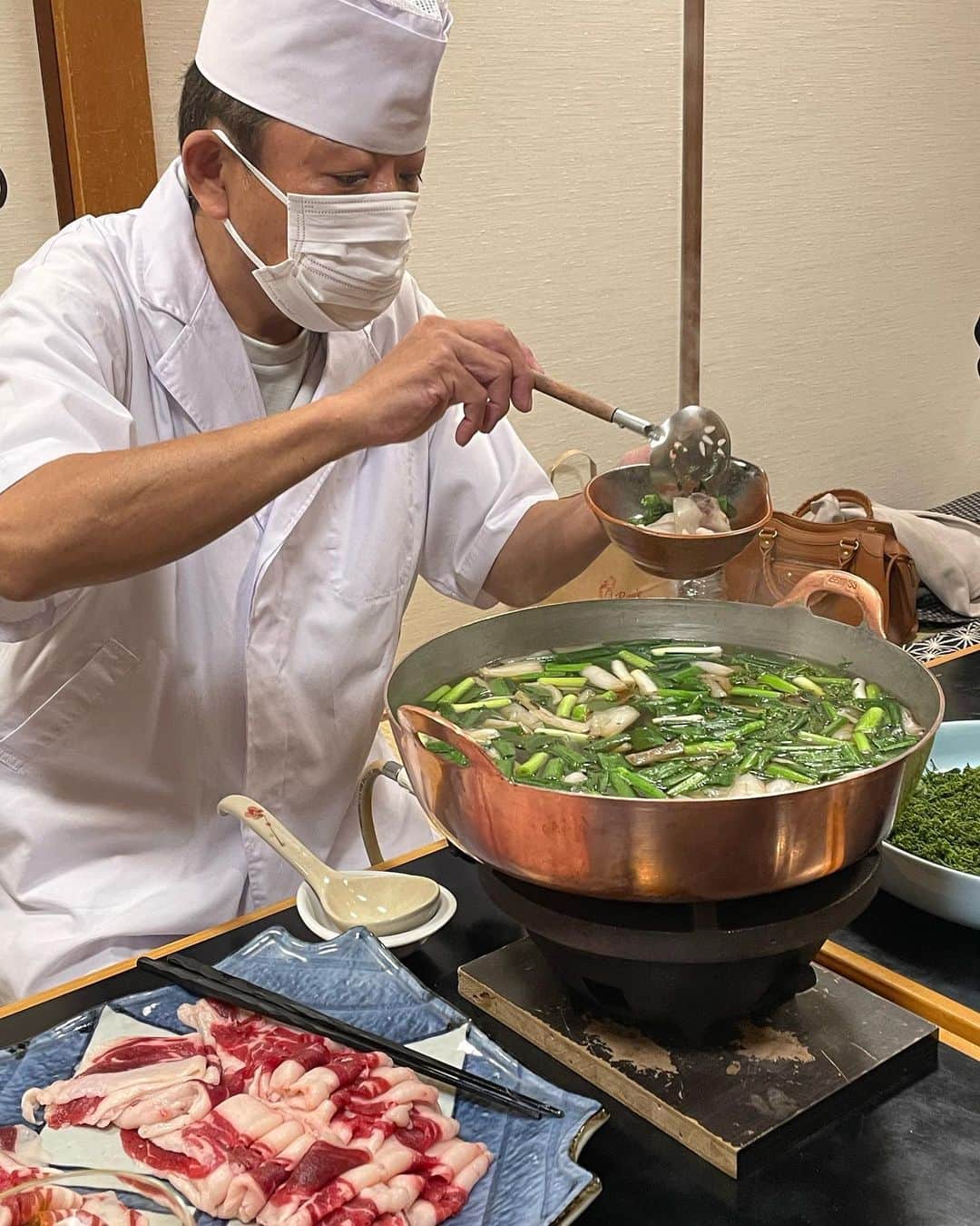 箕輪玖美さんのインスタグラム写真 - (箕輪玖美Instagram)「樋山🍽 ・ ・ 噂に聞いていた埼玉の予約困難店にお誘い頂きました😊 ・ ・ 旬の花山椒や筍からスタート♪ こんなに大量な花山椒は見た事無い😍 ・ ・ メインはまさかの月の輪グマ😱 ジビエは苦手で普段は頂きませんが、折角なのでチャレンジ… 臭みが全くなくゼラチン質の多い不思議な食感でした✨ ・ ・ 蟹づくしは来年 人気の松茸づくしは再来年… 予約して来ちゃいました♪ 次回の訪問も楽しみ😊  #樋山 #新鮮素材 #花山椒 #旬の食材 #和食 #予約困難店 #埼玉グルメ #instagourmet #食いしん坊 #美味しいもの好きな人と繋がりたい #アラフィフ女子 #箕輪玖美」4月9日 7時35分 - kumi.111