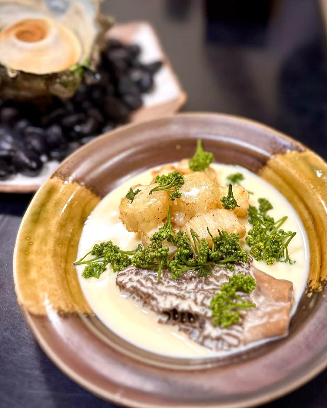 箕輪玖美さんのインスタグラム写真 - (箕輪玖美Instagram)「樋山🍽 ・ ・ 噂に聞いていた埼玉の予約困難店にお誘い頂きました😊 ・ ・ 旬の花山椒や筍からスタート♪ こんなに大量な花山椒は見た事無い😍 ・ ・ メインはまさかの月の輪グマ😱 ジビエは苦手で普段は頂きませんが、折角なのでチャレンジ… 臭みが全くなくゼラチン質の多い不思議な食感でした✨ ・ ・ 蟹づくしは来年 人気の松茸づくしは再来年… 予約して来ちゃいました♪ 次回の訪問も楽しみ😊  #樋山 #新鮮素材 #花山椒 #旬の食材 #和食 #予約困難店 #埼玉グルメ #instagourmet #食いしん坊 #美味しいもの好きな人と繋がりたい #アラフィフ女子 #箕輪玖美」4月9日 7時35分 - kumi.111