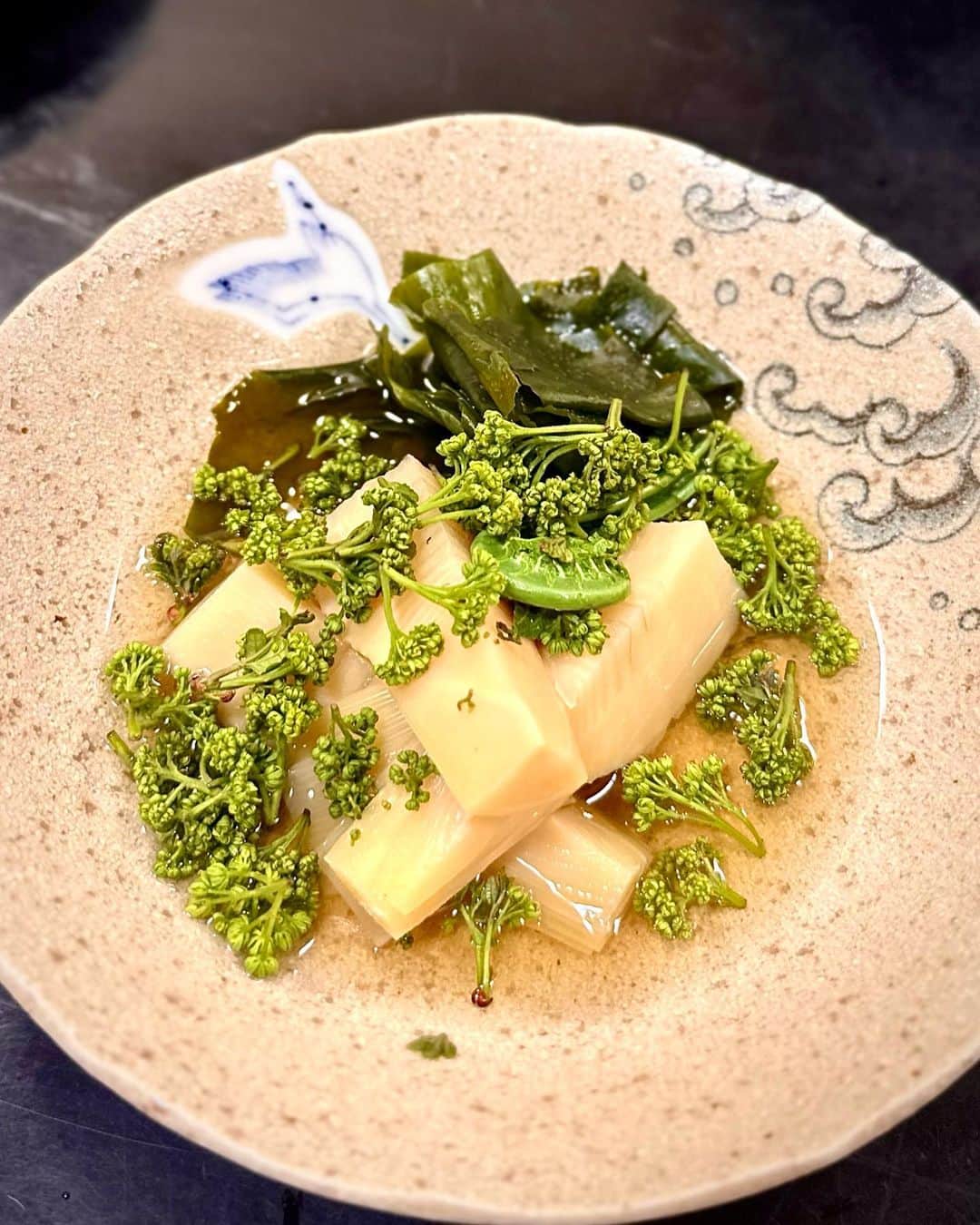 箕輪玖美さんのインスタグラム写真 - (箕輪玖美Instagram)「樋山🍽 ・ ・ 噂に聞いていた埼玉の予約困難店にお誘い頂きました😊 ・ ・ 旬の花山椒や筍からスタート♪ こんなに大量な花山椒は見た事無い😍 ・ ・ メインはまさかの月の輪グマ😱 ジビエは苦手で普段は頂きませんが、折角なのでチャレンジ… 臭みが全くなくゼラチン質の多い不思議な食感でした✨ ・ ・ 蟹づくしは来年 人気の松茸づくしは再来年… 予約して来ちゃいました♪ 次回の訪問も楽しみ😊  #樋山 #新鮮素材 #花山椒 #旬の食材 #和食 #予約困難店 #埼玉グルメ #instagourmet #食いしん坊 #美味しいもの好きな人と繋がりたい #アラフィフ女子 #箕輪玖美」4月9日 7時35分 - kumi.111