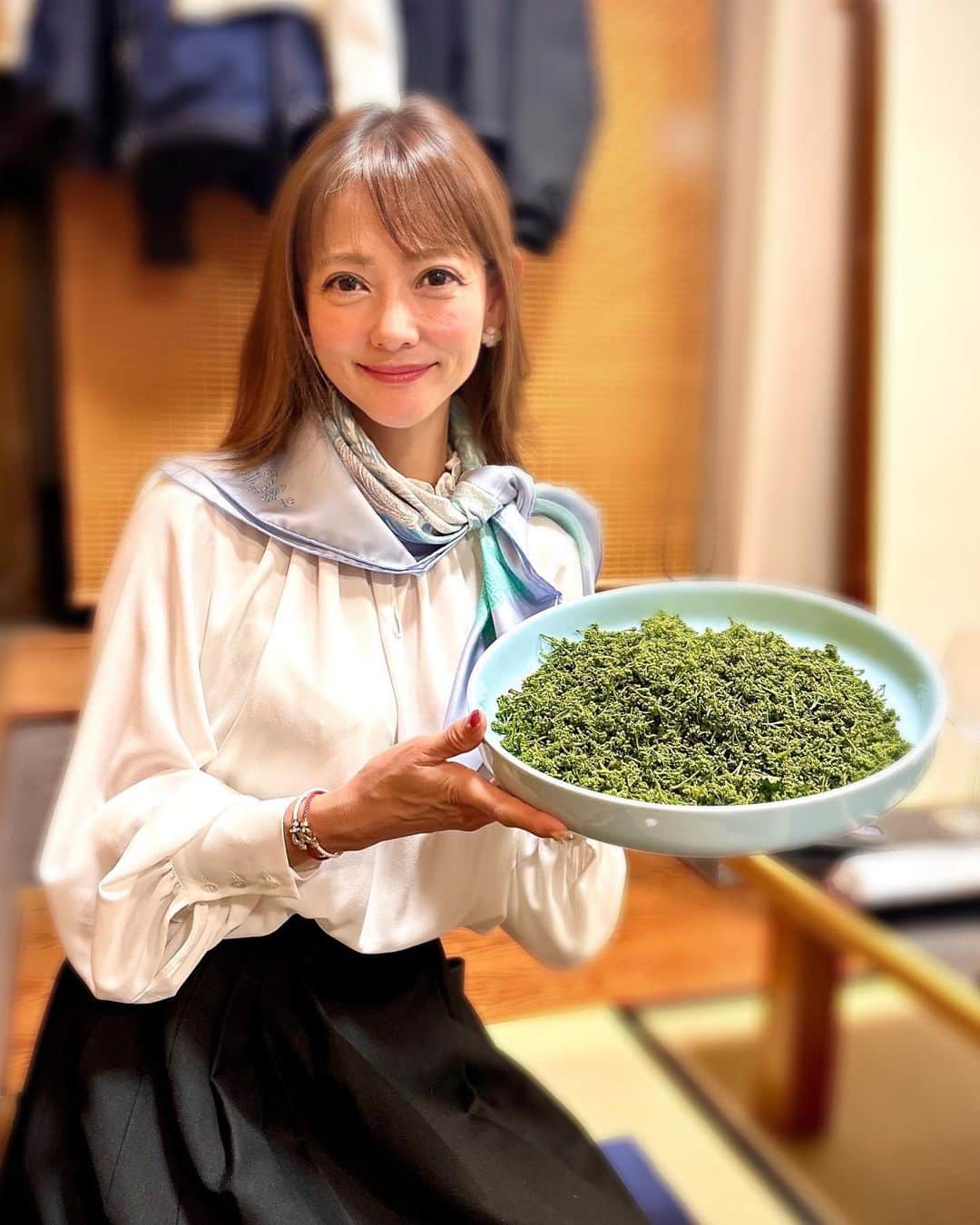 箕輪玖美さんのインスタグラム写真 - (箕輪玖美Instagram)「樋山🍽 ・ ・ 噂に聞いていた埼玉の予約困難店にお誘い頂きました😊 ・ ・ 旬の花山椒や筍からスタート♪ こんなに大量な花山椒は見た事無い😍 ・ ・ メインはまさかの月の輪グマ😱 ジビエは苦手で普段は頂きませんが、折角なのでチャレンジ… 臭みが全くなくゼラチン質の多い不思議な食感でした✨ ・ ・ 蟹づくしは来年 人気の松茸づくしは再来年… 予約して来ちゃいました♪ 次回の訪問も楽しみ😊  #樋山 #新鮮素材 #花山椒 #旬の食材 #和食 #予約困難店 #埼玉グルメ #instagourmet #食いしん坊 #美味しいもの好きな人と繋がりたい #アラフィフ女子 #箕輪玖美」4月9日 7時35分 - kumi.111