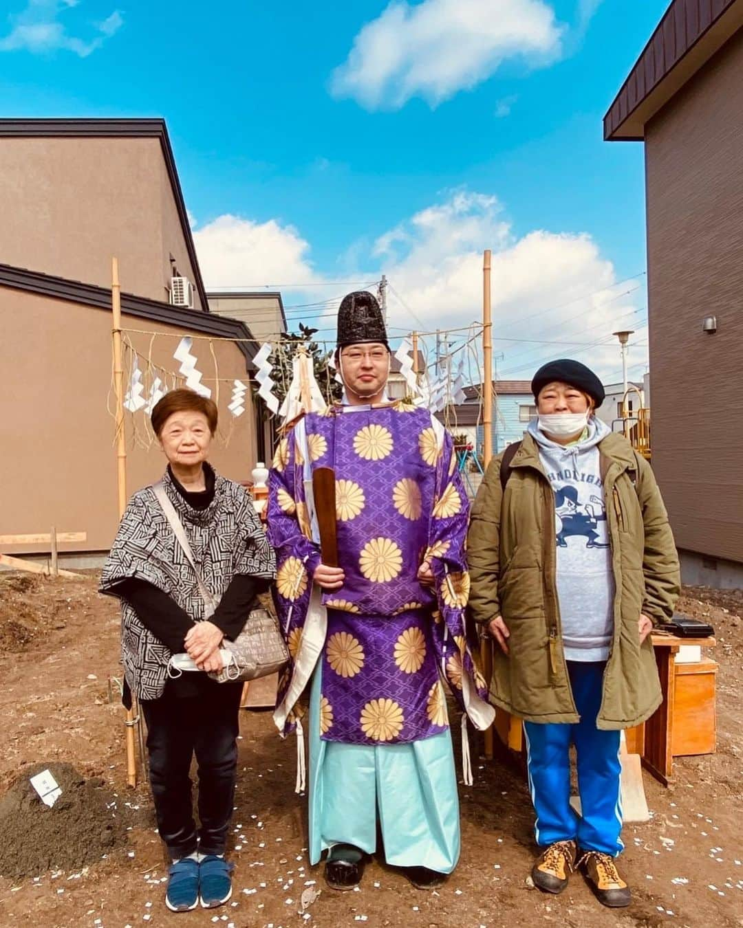 ホルスタイン・モリ夫のインスタグラム：「人生初の地鎮祭。 安定の二日酔いで参加。 事故なく大豪邸が建ちますように。 #実家 #白石区  #高級住宅地  #スラム ? #築45年 #オンボロハウス建て直し #一昨年の大雪で2階のドアめちゃ力入れないと開かなくなったよね #子供の頃 #学校から帰ってきたら #庭アスファルトになってて #埋めた宝物掘れなくなったやつ #スコップで掘って探したけど見つからなかった #お気に入りの瓶に #ガムのオマケの蓄光ドクロとか #ぷくぷくシール #入れてたはず #ロンドンコーリーング」