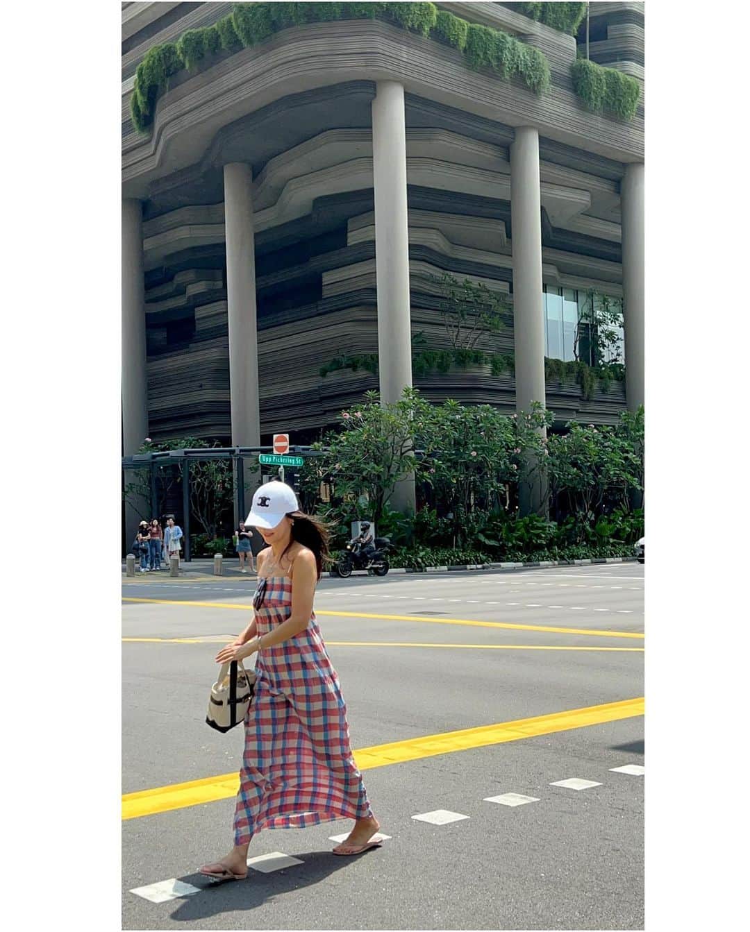 笹倉麻耶さんのインスタグラム写真 - (笹倉麻耶Instagram)「この建物がいちばん好きかも 圧巻  シンガポールは地震がないから すごく変わった建築物が多くて楽しい🎵  #シンガポール #シンガポール旅行 #singapore #singaporetrip #旅 #旅行 #旅行コーデ #海外旅行 #海外旅行好き」4月9日 7時57分 - nicomaya2525