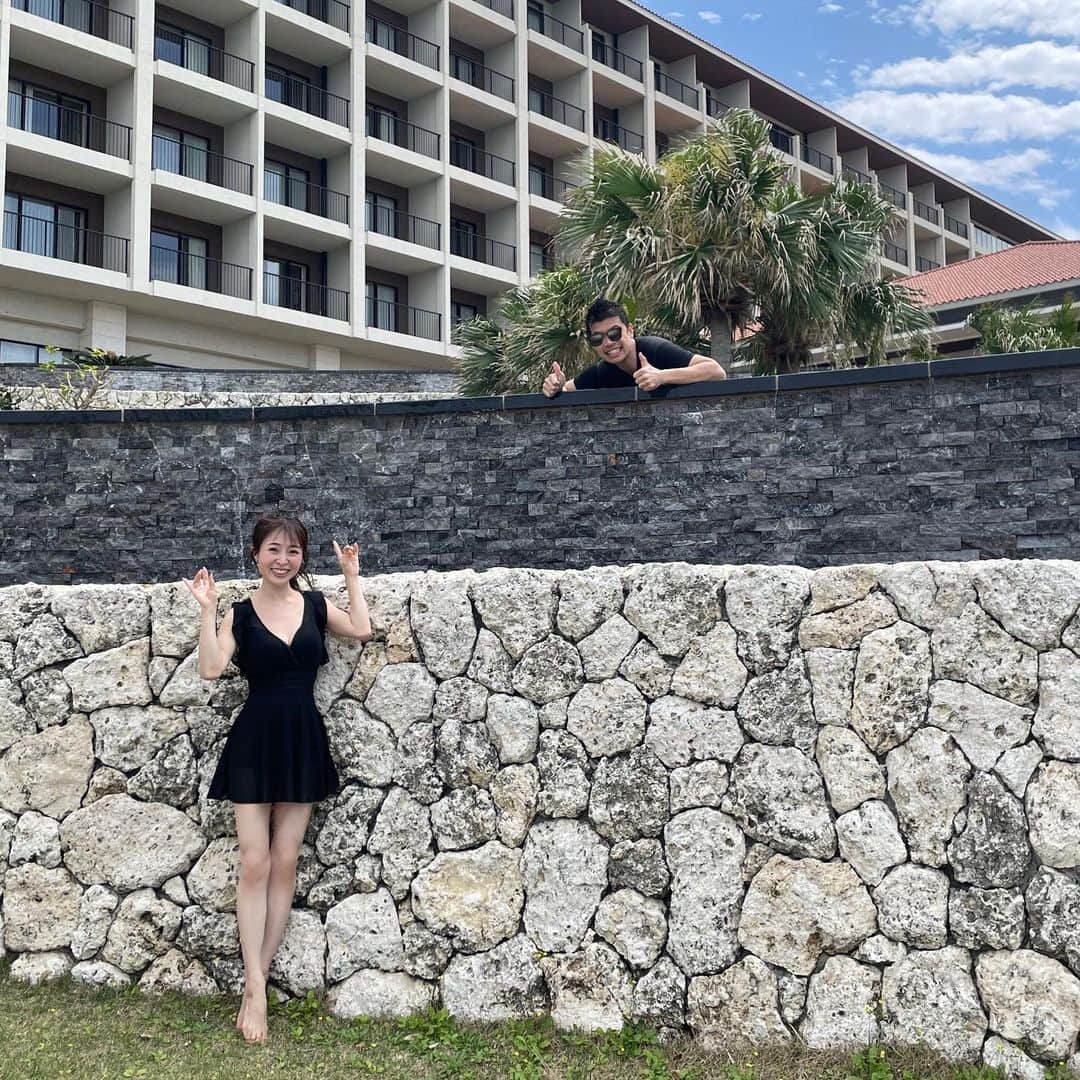 いわさきふきこ さんのインスタグラム写真 - (いわさきふきこ Instagram)「🌴沖縄3日目🌴　ホテルのプール  旅行のたびに成長する我が子たち。今回の沖縄では、水浮きができるようになりました🙌  ※お気に入りの夫婦ショットも添えて。 ※2日目と同じスカートなのはお気になさらず。(ホテルのランドリーを利用して、極限まで荷物を減らす作戦です🤭)  #令和元年生まれ #3歳6ヶ月 #令和3年ベビー #1歳11ヶ月 #1歳7ヶ月差 #姉弟 #親子3世代旅行 #ハイアットリージェンシー瀬良垣アイランド沖縄」4月9日 8時07分 - fukikoiwasaki