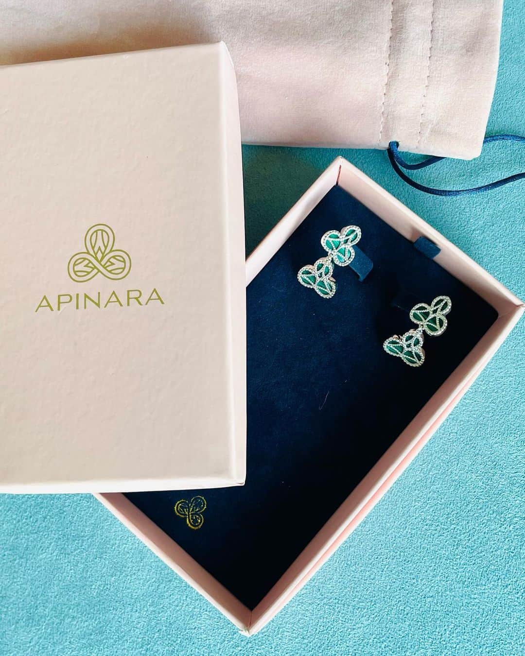 イ・サガンさんのインスタグラム写真 - (イ・サガンInstagram)「such elegant and luxurious earrings!! I’m so loving this classy traditional vibe!  Thank you 🙏🏻 @p_apinara  for amazing jewelry   #apinarajewellery #apinara .」4月9日 8時14分 - leesagan