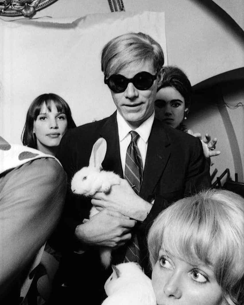 大森美希さんのインスタグラム写真 - (大森美希Instagram)「Happy Easter 🐰🐣 Joyeuses Pâques !  Zouzou, Andy Warhol, Edie Sedgwick and Cathrine Deneuve, photo by Jean-Jacques Bugat, 1966  ハッピー イースター 🐣🐰 今日はキリストの復帰祭 🐇  ウサギを抱いたアンディ・ウォーホルと女優、歌手、モデルとして60年代フランスで活躍したズーズー、1960年代のポップ・アイコンでNYアンダーグラウンドシーンのミューズであったイーディ・セジウィック、そしてフランス映画界を代表する大女優、カトリーヌ・ドヌーヴ、ジャン=ジャック・ビュガ撮影、1966年  #happyeaster #joyeusespaques #60sstyle #paris #andywarhol #ediesedgwick #zouzou #catherinedeneuve #1966 #art #popart #monochrome #popculture #fashion #mode   #イースター #復帰祭 #パリ #60年代スタイル #アンディウォーホル #ウォーホル #イーディセジウィック #ズーズー #カトリーヌドヌーヴ #ポップアート #ポップカルチャー #ファッションアイコン #アート」4月9日 8時17分 - mikiomori_