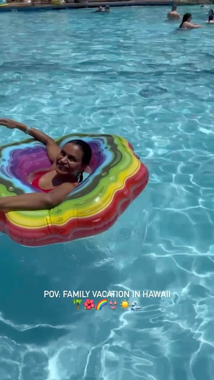 ミンディ・カリングのインスタグラム：「pov: family vacation in Hawaii 🌴🌺🌈👙☀️」