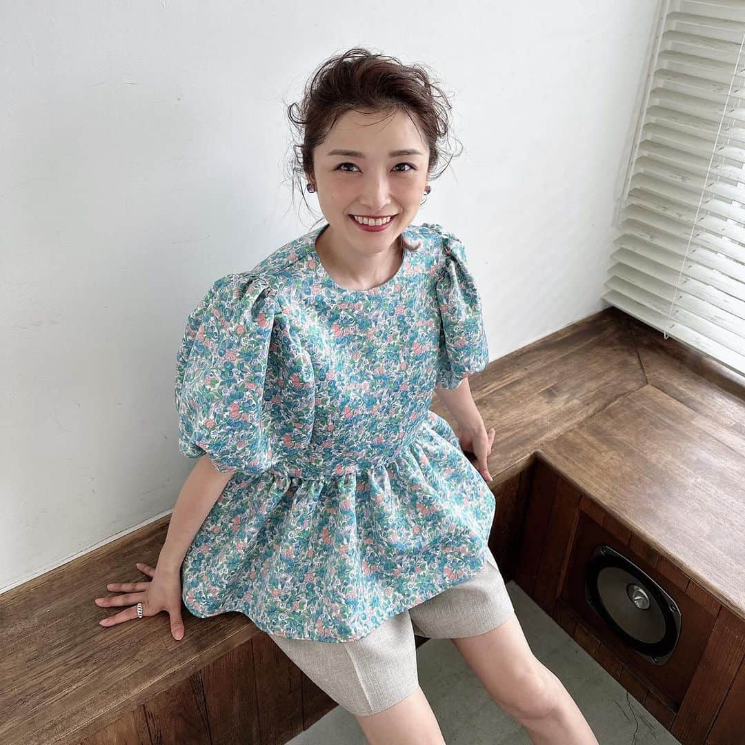 石川梨華のインスタグラム：「オフショット📷　  大人百花のオフショット❕  素敵なメイクにヘアスタイル💄 素敵な衣装に身を包まれ✨  慣れないファッション誌の撮影にドキドキでしたが、周りの皆さんが私がリラックスできる空気を作ってくださり、とても楽しい撮影でした😊  最後の写真。 高いところが苦手な私を、スタッフさんが後ろで支えてくださってました🥹 脚立に足ついてるし、そんな高い場所ではなかったけど、私が安心出来るようにって！ 優しさに感謝🥰  そして足元は映らないから まるでこたつソックス履いてるw 足元だけリアル梨華😂  #石川梨華 #モーニング娘og #リアル梨華 #二児の母 #やんちゃボーイズ #大人百花」