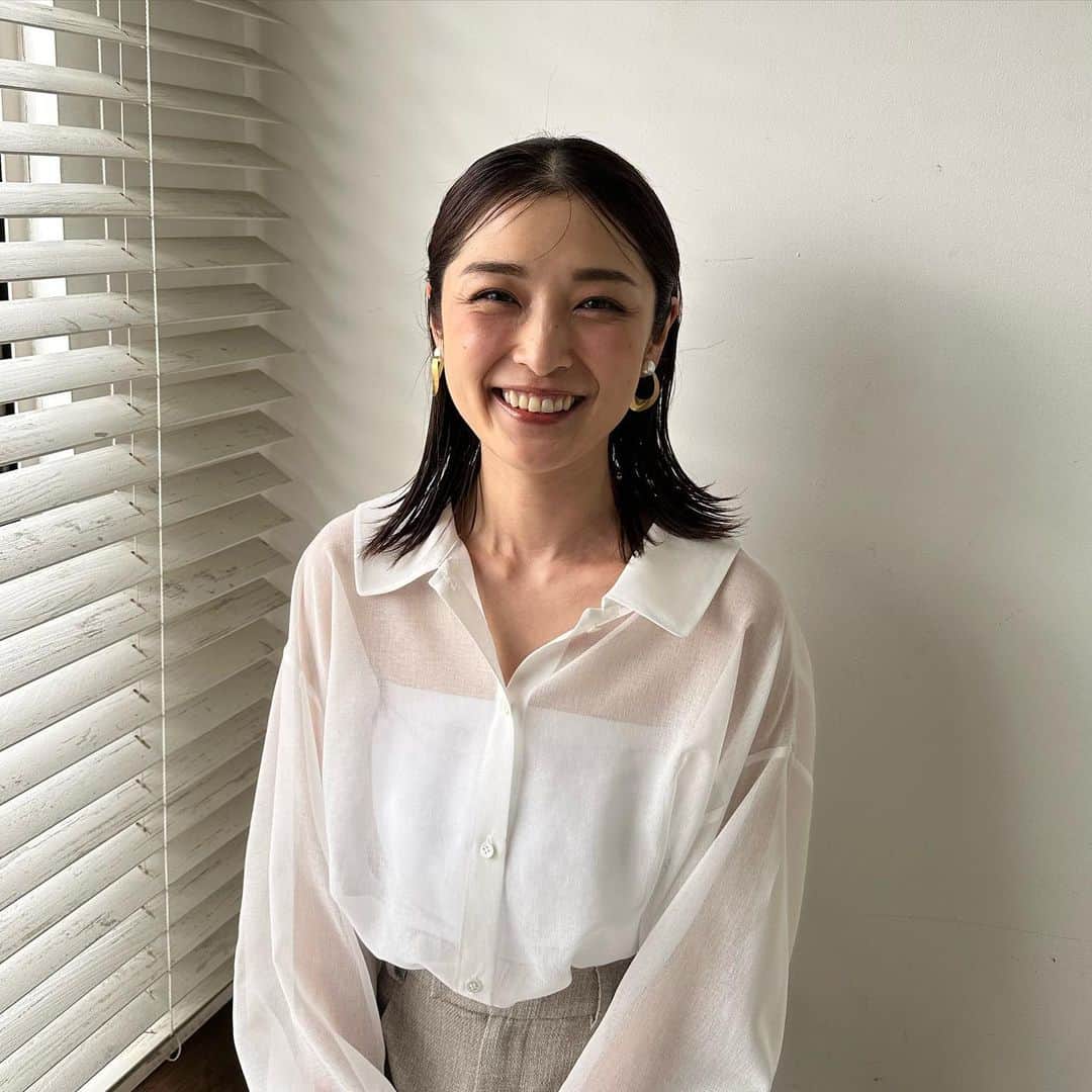 石川梨華さんのインスタグラム写真 - (石川梨華Instagram)「オフショット📷　  大人百花のオフショット❕  素敵なメイクにヘアスタイル💄 素敵な衣装に身を包まれ✨  慣れないファッション誌の撮影にドキドキでしたが、周りの皆さんが私がリラックスできる空気を作ってくださり、とても楽しい撮影でした😊  最後の写真。 高いところが苦手な私を、スタッフさんが後ろで支えてくださってました🥹 脚立に足ついてるし、そんな高い場所ではなかったけど、私が安心出来るようにって！ 優しさに感謝🥰  そして足元は映らないから まるでこたつソックス履いてるw 足元だけリアル梨華😂  #石川梨華 #モーニング娘og #リアル梨華 #二児の母 #やんちゃボーイズ #大人百花」4月9日 8時27分 - rika_ishikawa_official