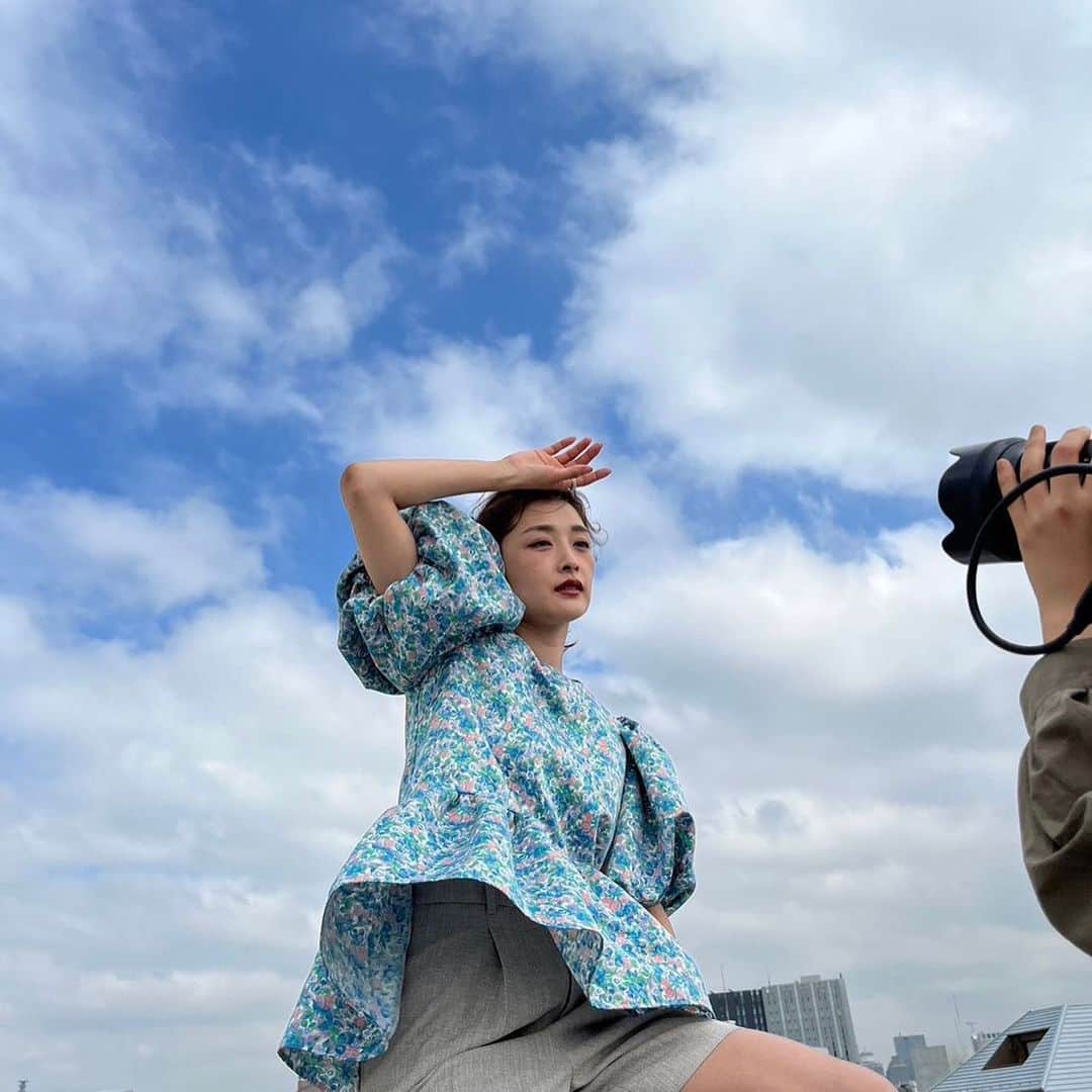 石川梨華さんのインスタグラム写真 - (石川梨華Instagram)「オフショット📷　  大人百花のオフショット❕  素敵なメイクにヘアスタイル💄 素敵な衣装に身を包まれ✨  慣れないファッション誌の撮影にドキドキでしたが、周りの皆さんが私がリラックスできる空気を作ってくださり、とても楽しい撮影でした😊  最後の写真。 高いところが苦手な私を、スタッフさんが後ろで支えてくださってました🥹 脚立に足ついてるし、そんな高い場所ではなかったけど、私が安心出来るようにって！ 優しさに感謝🥰  そして足元は映らないから まるでこたつソックス履いてるw 足元だけリアル梨華😂  #石川梨華 #モーニング娘og #リアル梨華 #二児の母 #やんちゃボーイズ #大人百花」4月9日 8時27分 - rika_ishikawa_official
