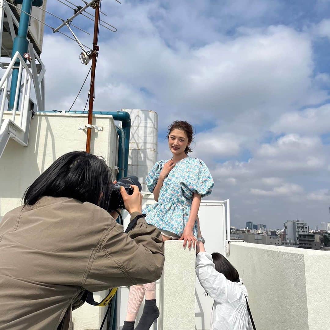 石川梨華さんのインスタグラム写真 - (石川梨華Instagram)「オフショット📷　  大人百花のオフショット❕  素敵なメイクにヘアスタイル💄 素敵な衣装に身を包まれ✨  慣れないファッション誌の撮影にドキドキでしたが、周りの皆さんが私がリラックスできる空気を作ってくださり、とても楽しい撮影でした😊  最後の写真。 高いところが苦手な私を、スタッフさんが後ろで支えてくださってました🥹 脚立に足ついてるし、そんな高い場所ではなかったけど、私が安心出来るようにって！ 優しさに感謝🥰  そして足元は映らないから まるでこたつソックス履いてるw 足元だけリアル梨華😂  #石川梨華 #モーニング娘og #リアル梨華 #二児の母 #やんちゃボーイズ #大人百花」4月9日 8時27分 - rika_ishikawa_official