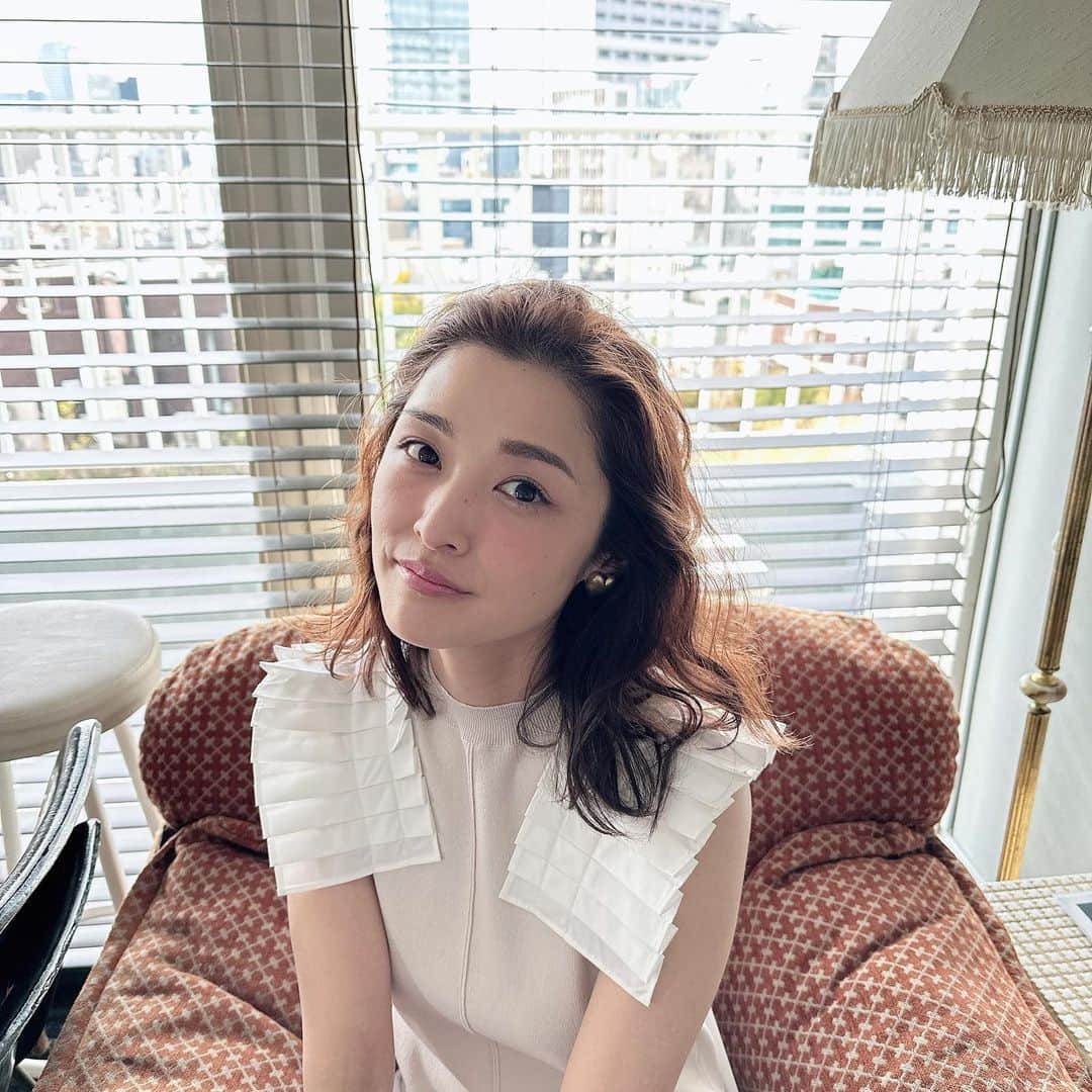 石川梨華さんのインスタグラム写真 - (石川梨華Instagram)「オフショット📷　  大人百花のオフショット❕  素敵なメイクにヘアスタイル💄 素敵な衣装に身を包まれ✨  慣れないファッション誌の撮影にドキドキでしたが、周りの皆さんが私がリラックスできる空気を作ってくださり、とても楽しい撮影でした😊  最後の写真。 高いところが苦手な私を、スタッフさんが後ろで支えてくださってました🥹 脚立に足ついてるし、そんな高い場所ではなかったけど、私が安心出来るようにって！ 優しさに感謝🥰  そして足元は映らないから まるでこたつソックス履いてるw 足元だけリアル梨華😂  #石川梨華 #モーニング娘og #リアル梨華 #二児の母 #やんちゃボーイズ #大人百花」4月9日 8時27分 - rika_ishikawa_official