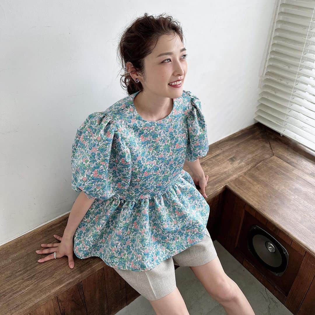 石川梨華さんのインスタグラム写真 - (石川梨華Instagram)「オフショット📷　  大人百花のオフショット❕  素敵なメイクにヘアスタイル💄 素敵な衣装に身を包まれ✨  慣れないファッション誌の撮影にドキドキでしたが、周りの皆さんが私がリラックスできる空気を作ってくださり、とても楽しい撮影でした😊  最後の写真。 高いところが苦手な私を、スタッフさんが後ろで支えてくださってました🥹 脚立に足ついてるし、そんな高い場所ではなかったけど、私が安心出来るようにって！ 優しさに感謝🥰  そして足元は映らないから まるでこたつソックス履いてるw 足元だけリアル梨華😂  #石川梨華 #モーニング娘og #リアル梨華 #二児の母 #やんちゃボーイズ #大人百花」4月9日 8時27分 - rika_ishikawa_official