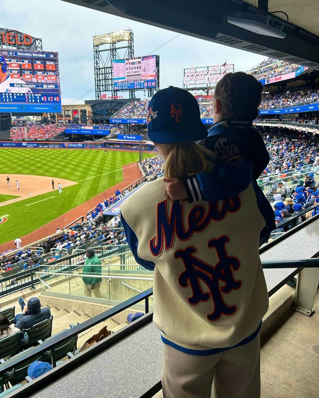 ケイト・アプトンさんのインスタグラム写真 - (ケイト・アプトンInstagram)「We’re having so much fun in NY …GO METS! 💙🧡」4月9日 8時29分 - kateupton