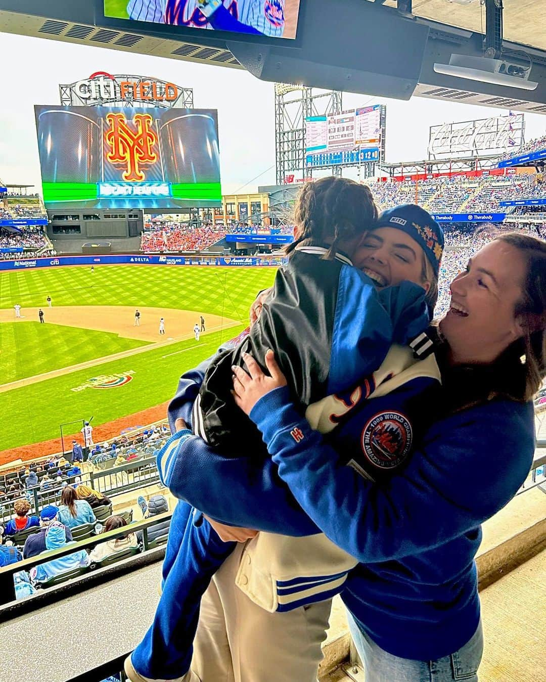 ケイト・アプトンさんのインスタグラム写真 - (ケイト・アプトンInstagram)「We’re having so much fun in NY …GO METS! 💙🧡」4月9日 8時29分 - kateupton