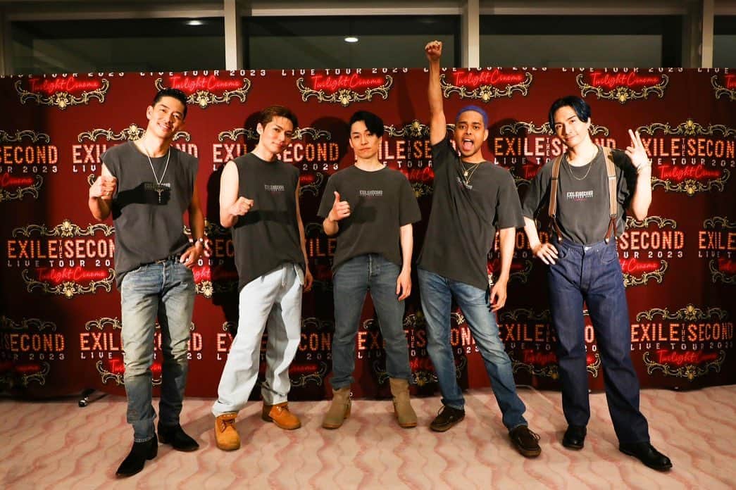 NESMITHのインスタグラム：「EXILE THE SECOND LIVE TOUR 2023 Twilight Cinema IN 滋賀✨ 広大過ぎる琵琶湖のほとりで清々しい気持ちでライブをする事が出来ました🤩✨ 初上陸という事もあり、 待ち望んでいてくれていた皆さんの熱と僕らの熱が相乗効果で高まった一夜になりました✨‼️  そしてまさかのハヤト🤣‼️(笑) 来てるの知らなかったし(ほんと登壇してくれる直前まで知らなかった(笑))、ただただめちゃくちゃ嬉しかったよ✨‼️ありがとうー‼️‼️  さぁ、次は岡山県・倉敷‼️ 今回も初上陸なので、 また初めてとなる思い出を一緒に作りましょう✌️✨ #EXILETHESECOND #TwilightCinema #滋賀 #小森隼 #琵琶湖 #岡山 #倉敷」