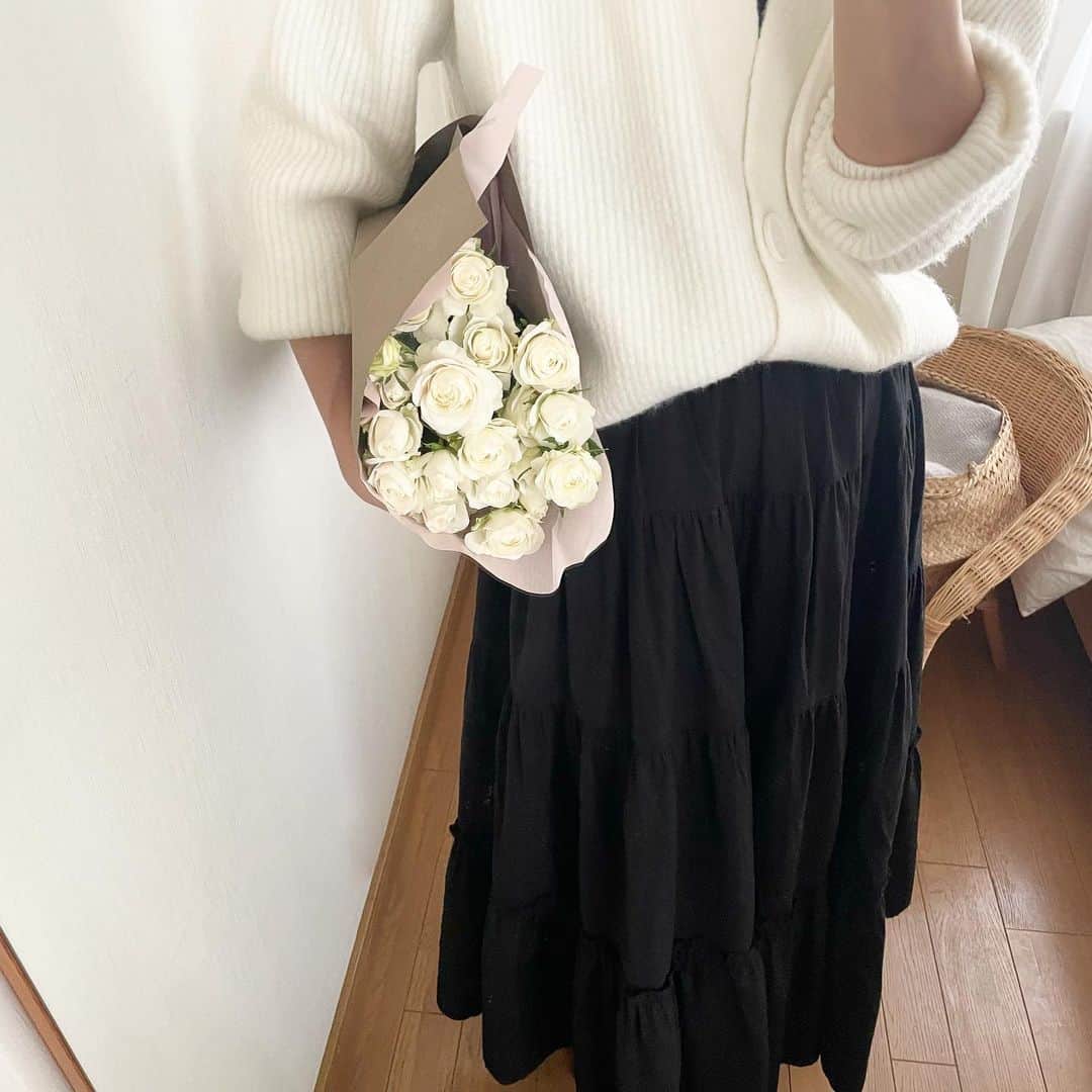 eve_mi_nのインスタグラム：「+ ティアードスカートも黒だと甘くなり過ぎなくていい✨  すっかり春だけど花粉症でまだまだ鼻がツラい…  skirt: @lauir_official tops: @grl_official  #lauir#grl#グレイル#grlコーデ#ティアードスカート#スカートコーデ#ponte_fashion#locari#春コーデ」